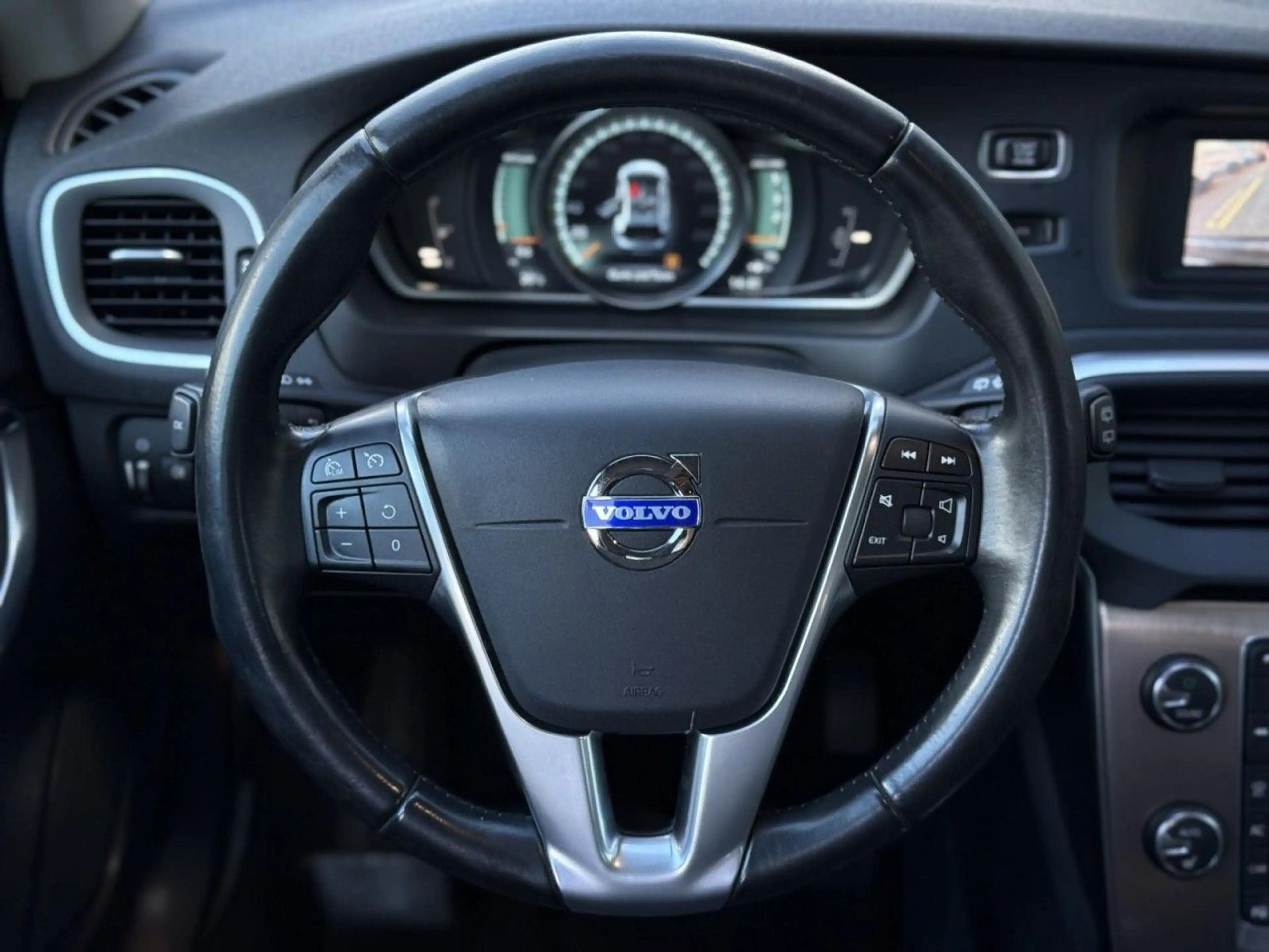 Volvo V40 Cross Country Momentum KAM SZHZG TEMP LM FEL — photo 10