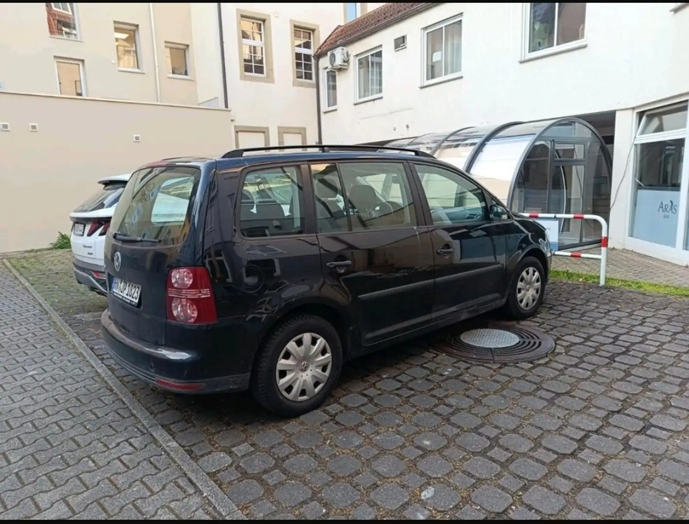 Volkswagen Touran 1.6 Trendline - 1