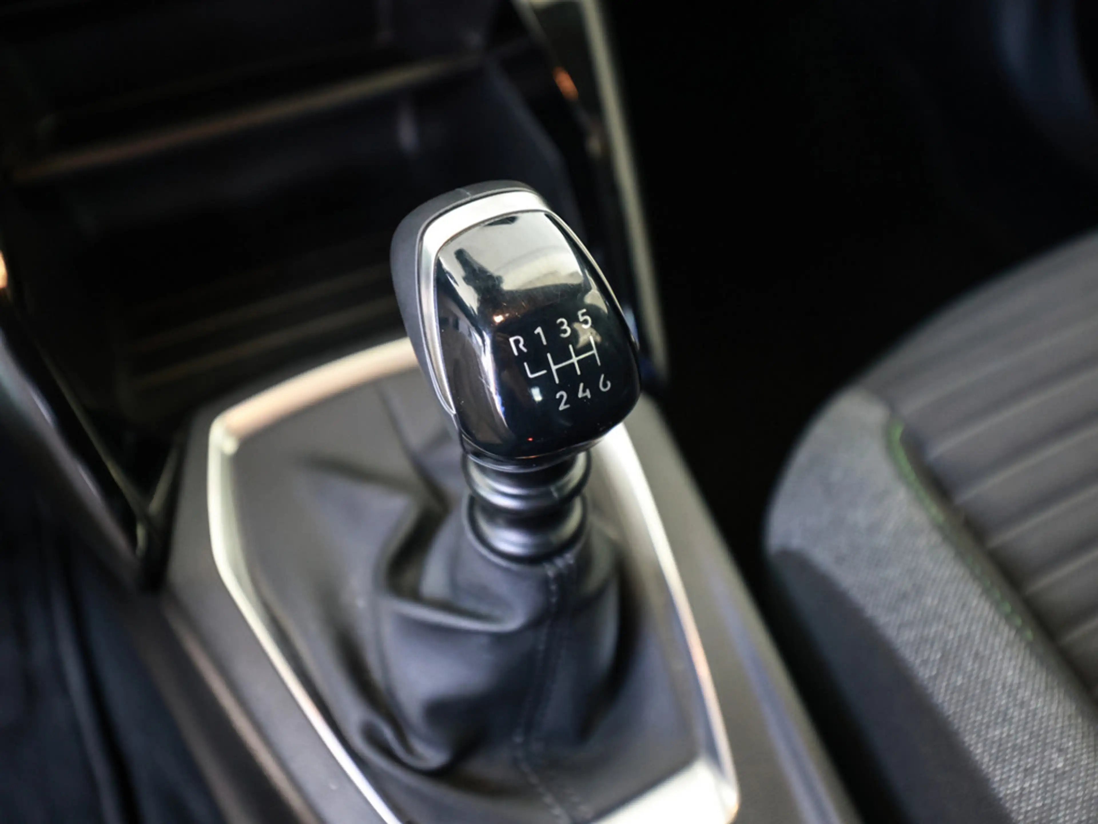 Peugeot 2008 PT100 LED SPURH. SHZ KLIMA PDC — photo 15