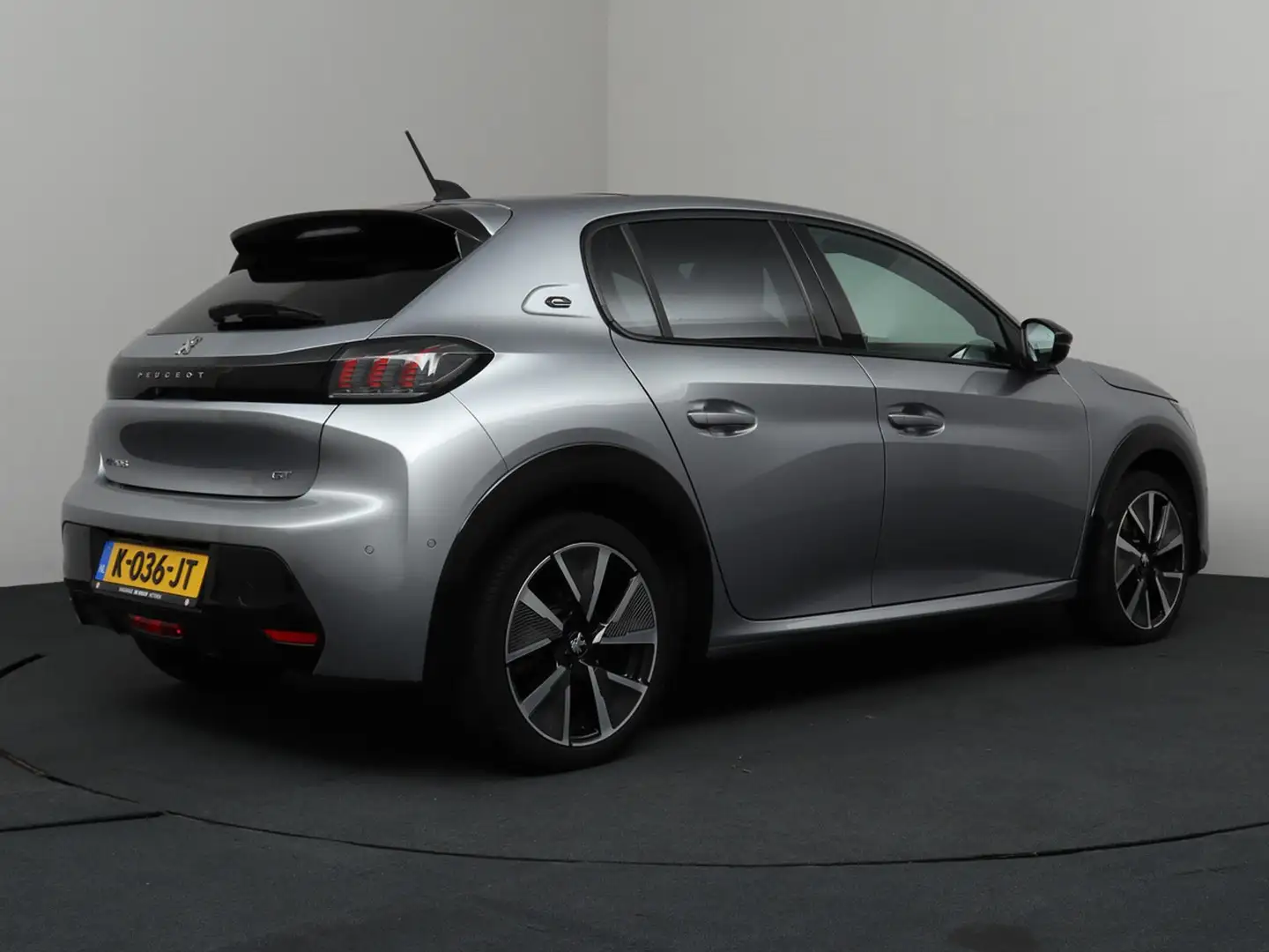 Peugeot e-208 EV GT 350 50 kWh | SoH 94,8% | Pano | Camera | Nav Gris - 2