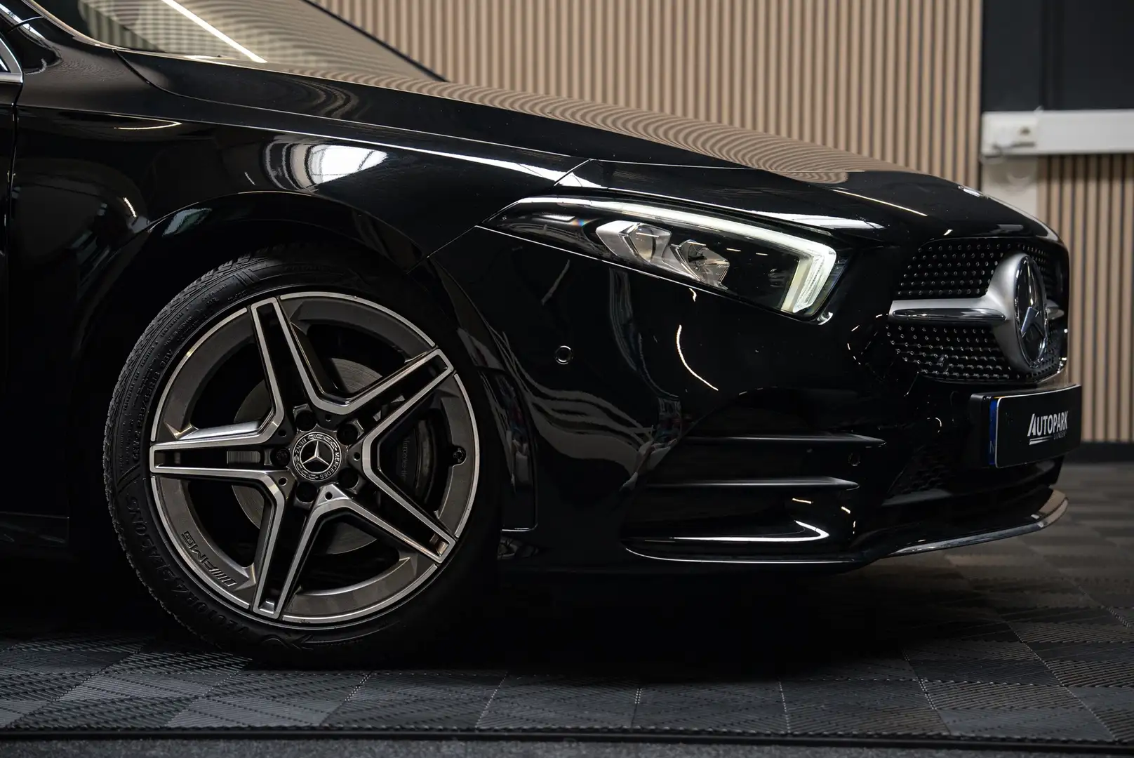 Mercedes-Benz A 200 Premium Plus AMG/PANORAMADAK/SFEERVERLICHTING/CARP Zwart - 2
