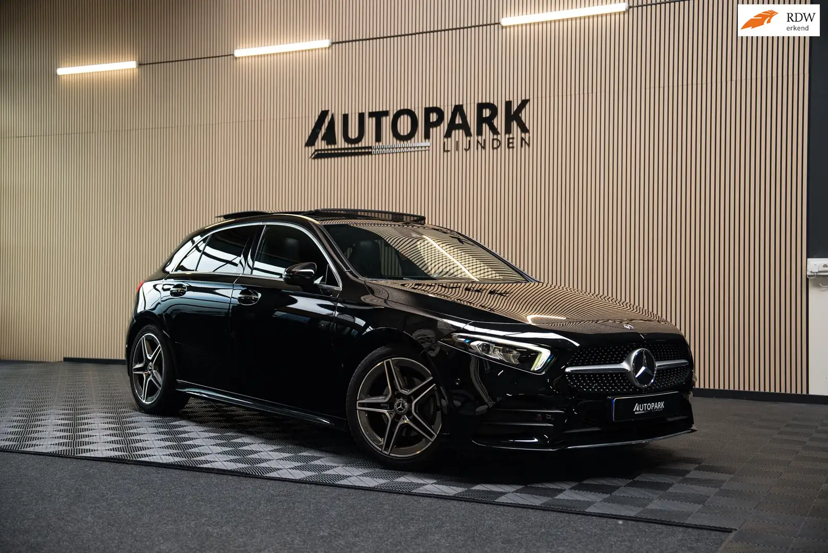 Mercedes-Benz A 200 Premium Plus AMG/PANORAMADAK/SFEERVERLICHTING/CARP Zwart - 1
