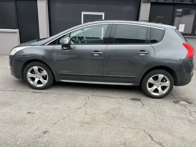 Peugeot 3008 1.6 HDi 112ch- Toit Pano + GPS + Cuir - Marchand