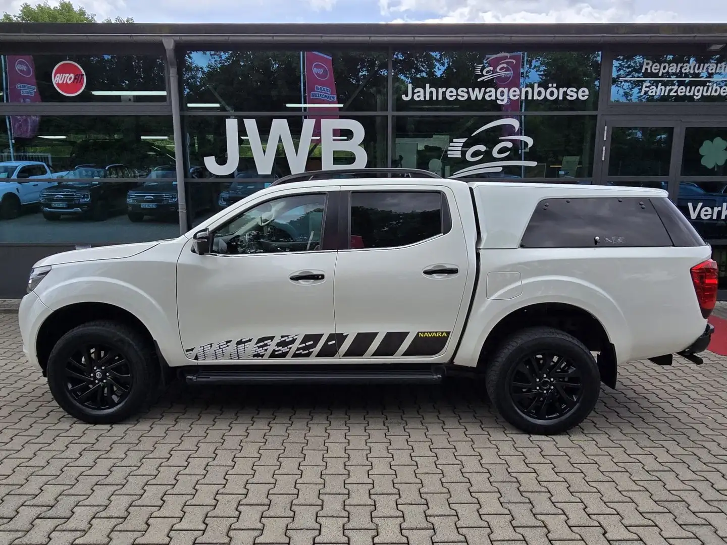 Nissan Navara NP300 N-Guard 4x4 140KW Hardtop AHK 3,5to White - 1