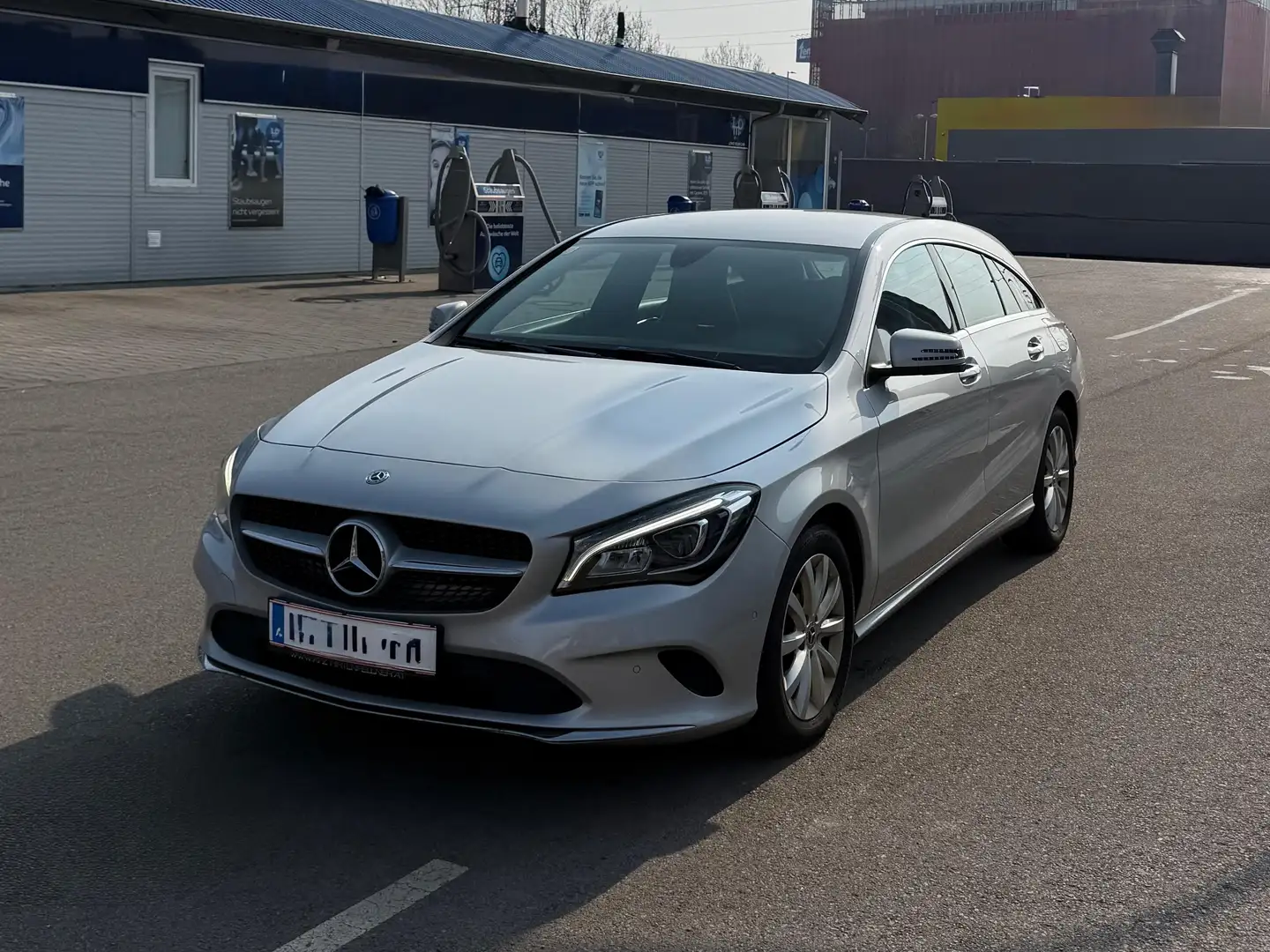 Mercedes-Benz CLA 180 CLA 180 d Shooting Brake Silber - 1