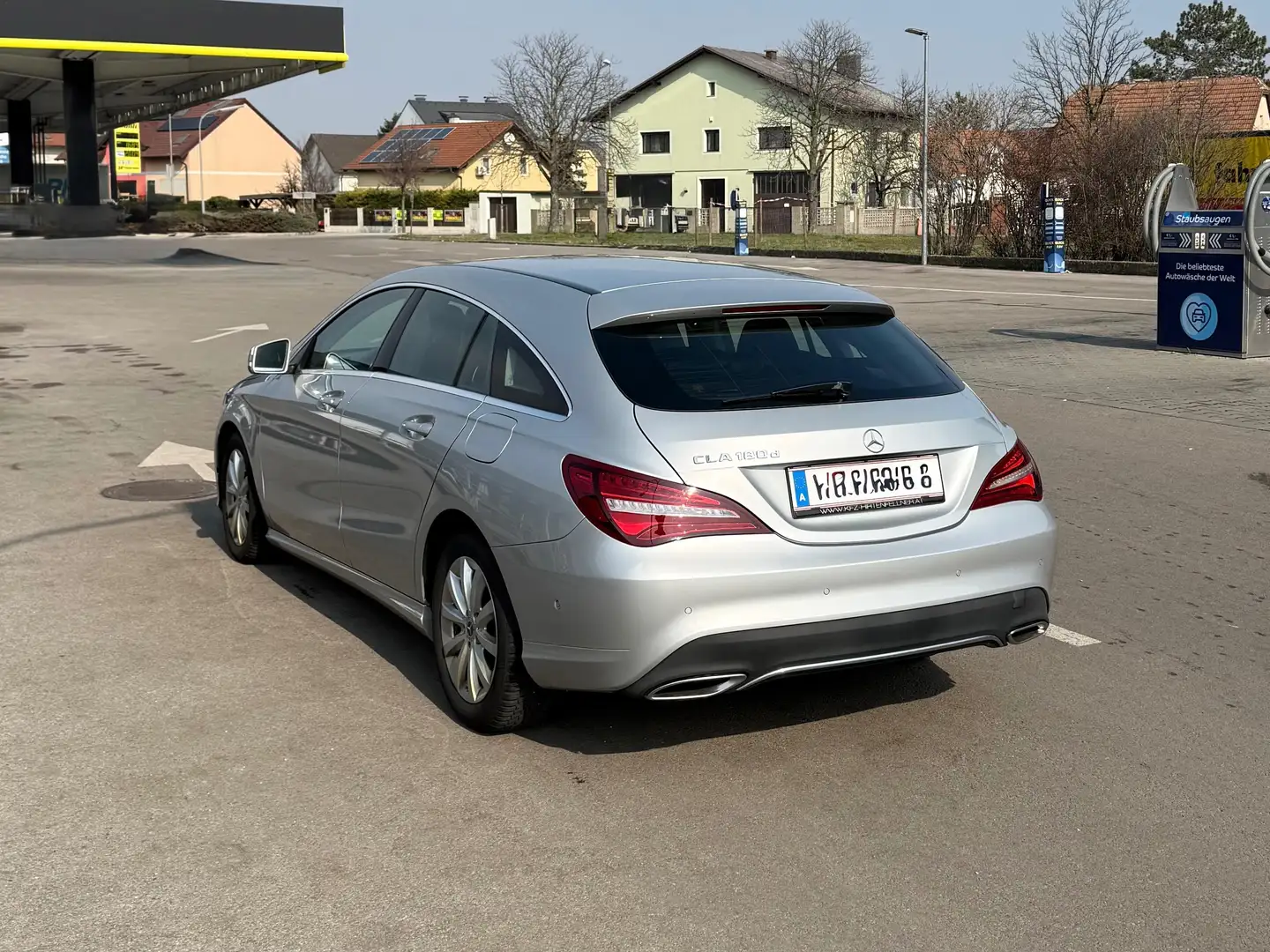 Mercedes-Benz CLA 180 CLA 180 d Shooting Brake Silber - 2