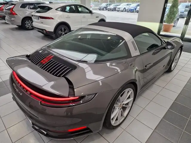 Porsche 911 view 10