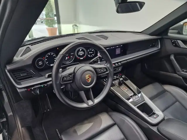 Porsche 911 view 4