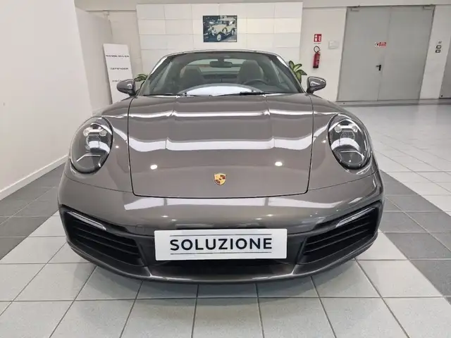 Porsche 911 view 8