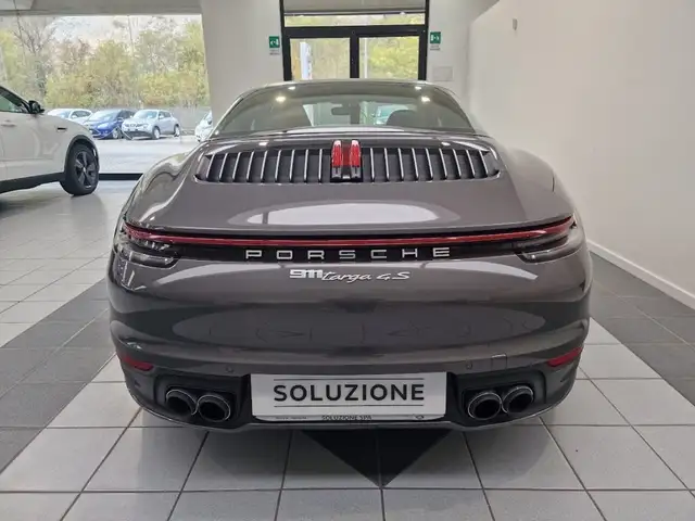Porsche 911 view 7