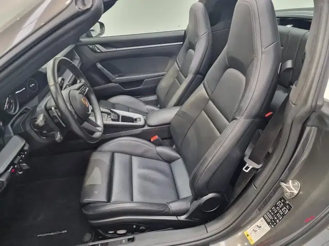 Porsche 911 view 3