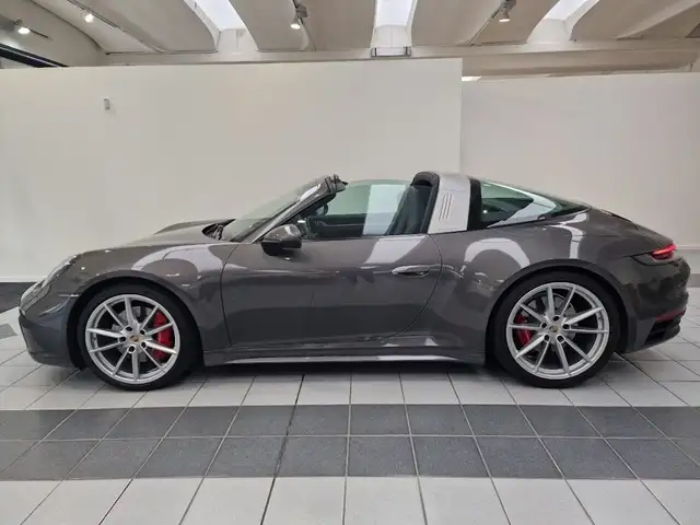 Porsche 911 view 6
