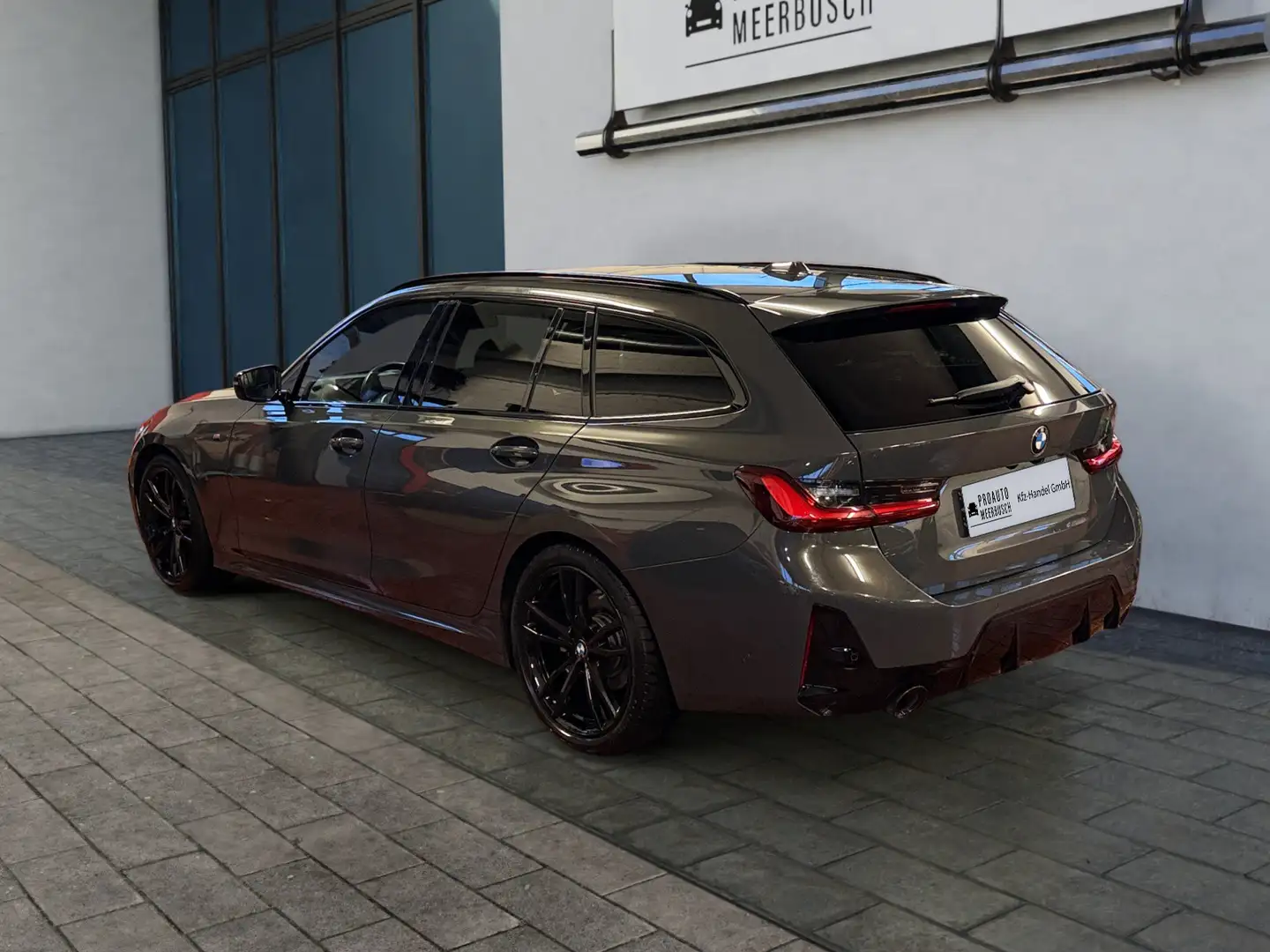 BMW 320 d xDrive M Sport AHK/MEMORY/ASSISTPRO/HUD/PANO Grau - 2