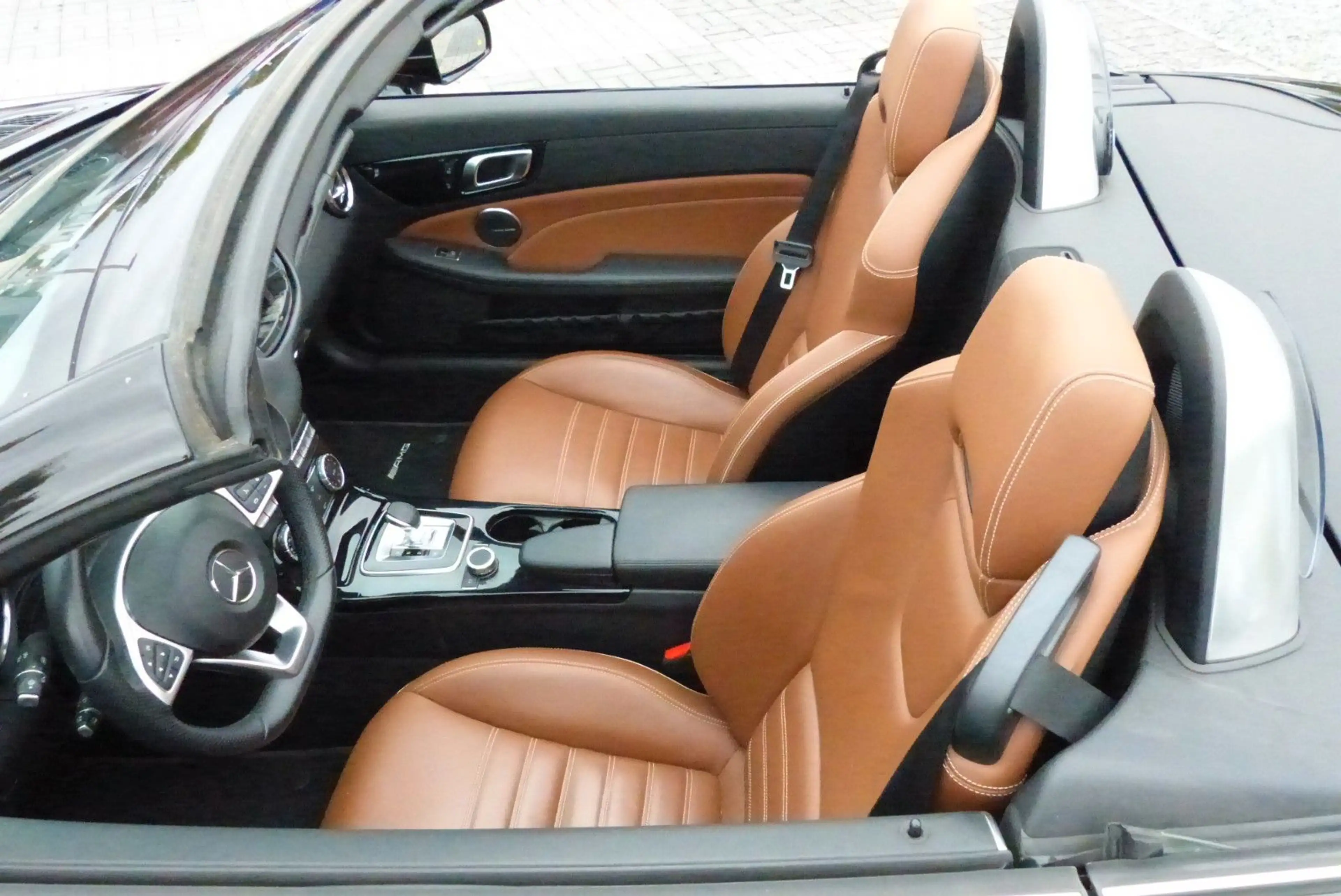 Mercedes-Benz SLC 200 AMG Sportpaket edle Farbkombination — photo 9