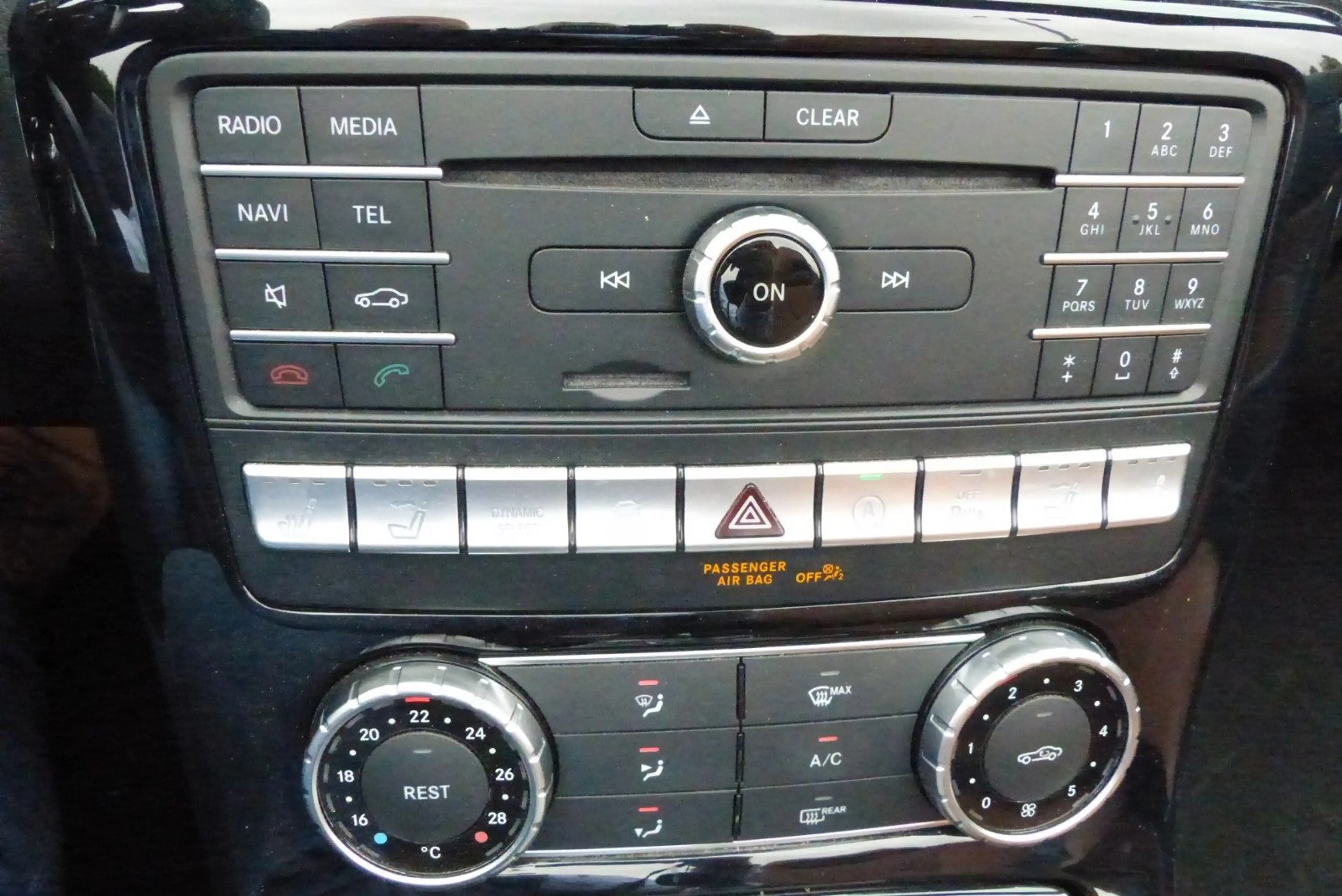 Mercedes-Benz SLC 200 AMG Sportpaket edle Farbkombination — photo 19