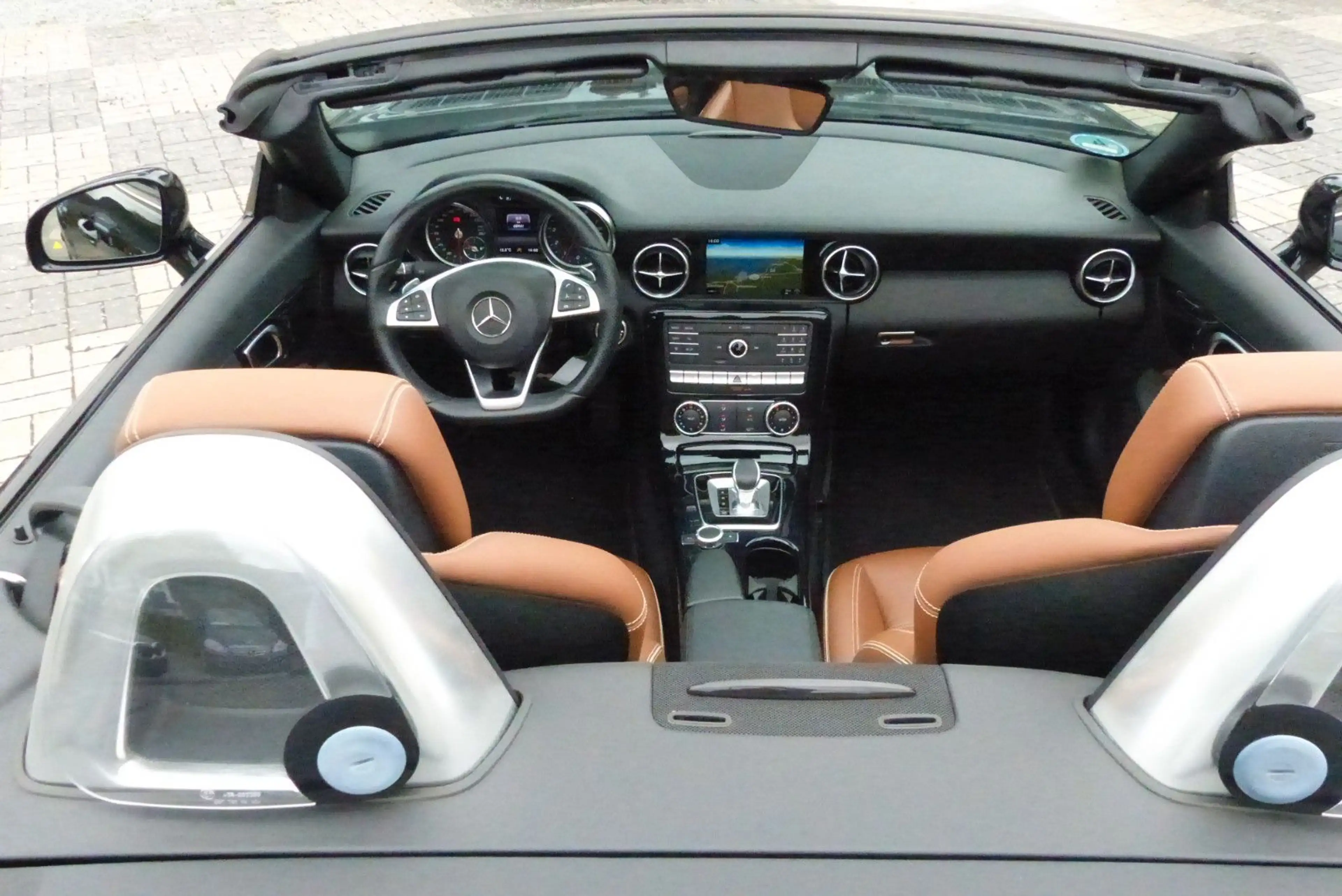 Mercedes-Benz SLC 200 AMG Sportpaket edle Farbkombination — photo 11