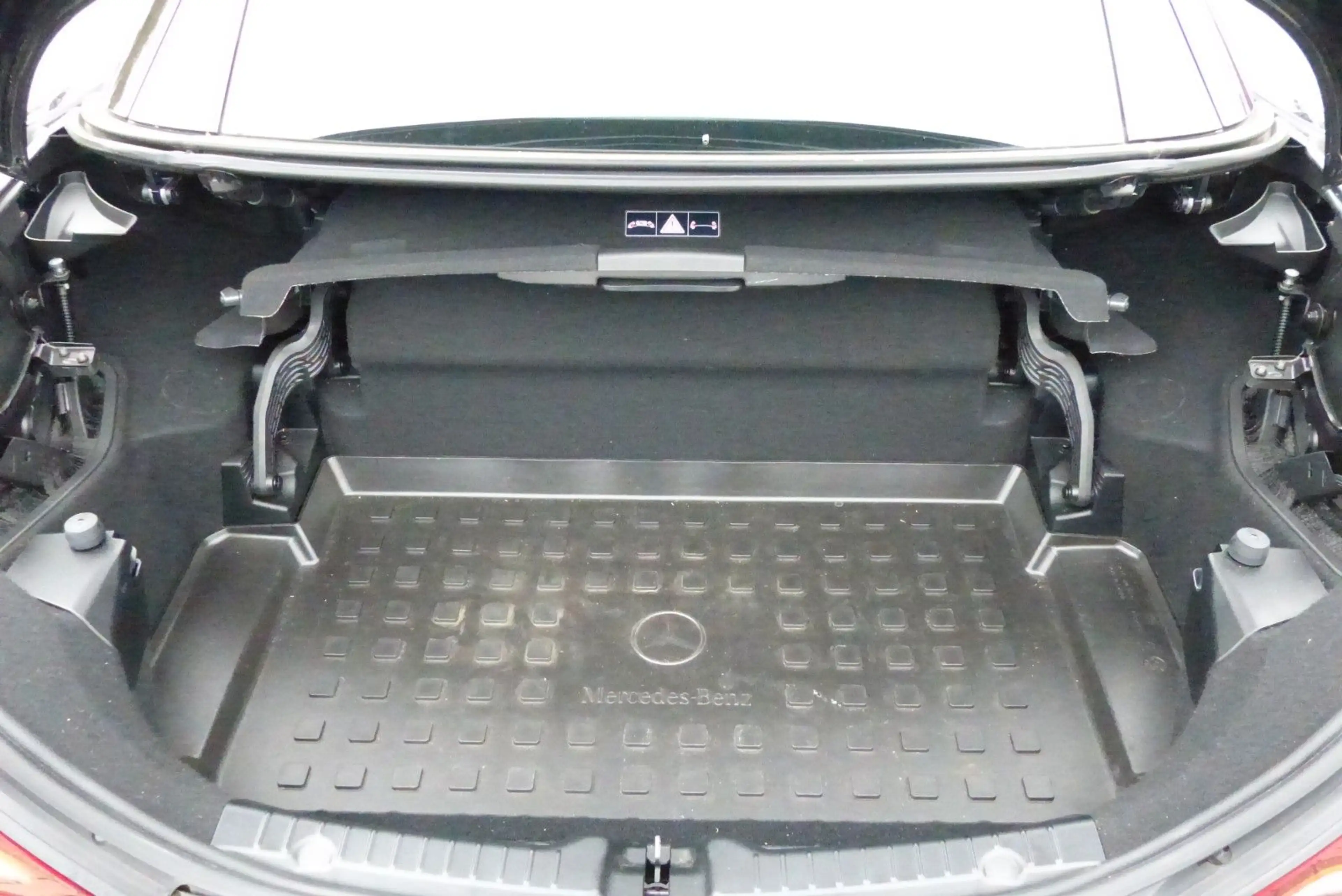 Mercedes-Benz SLC 200 AMG Sportpaket edle Farbkombination — photo 29
