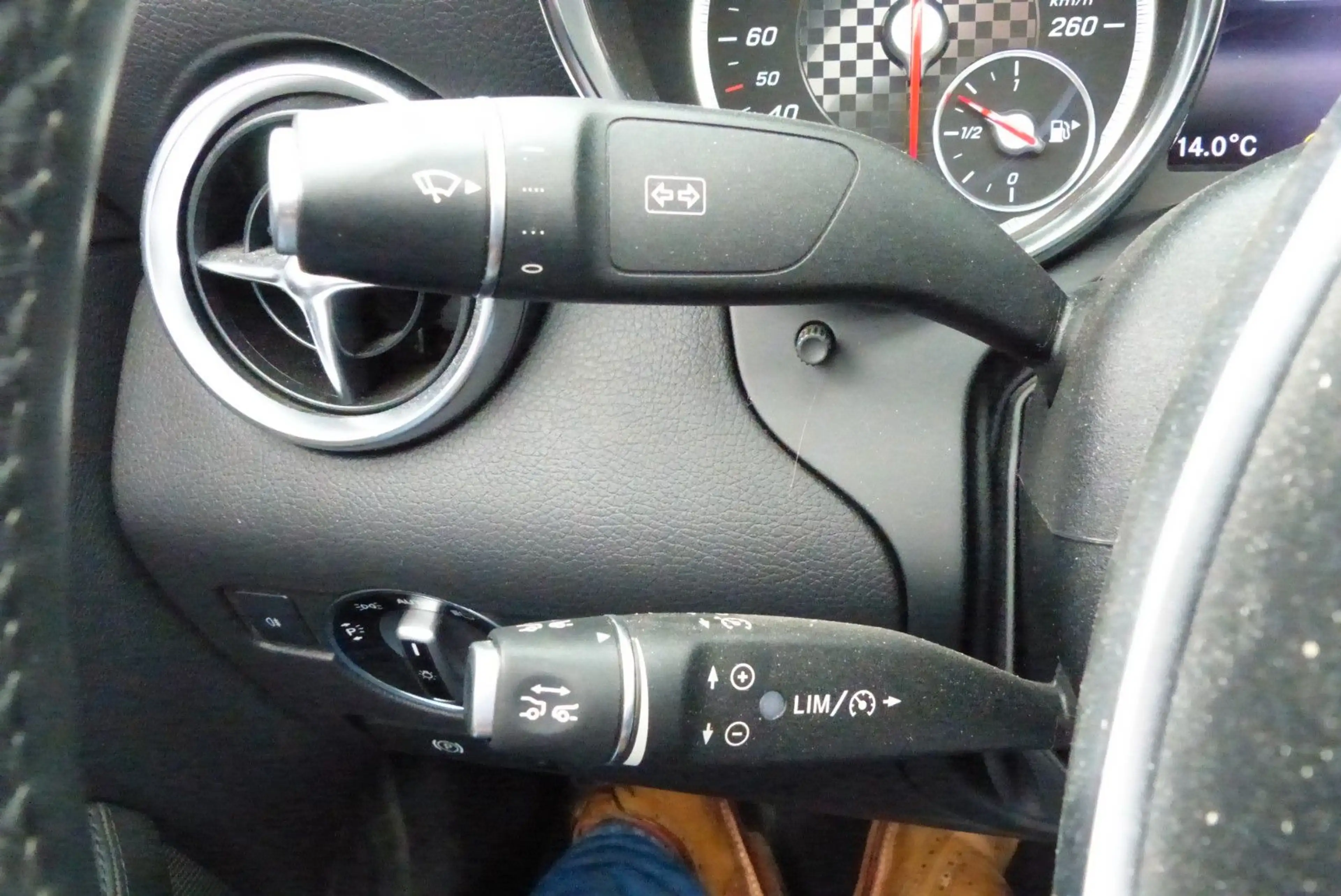 Mercedes-Benz SLC 200 AMG Sportpaket edle Farbkombination — photo 16