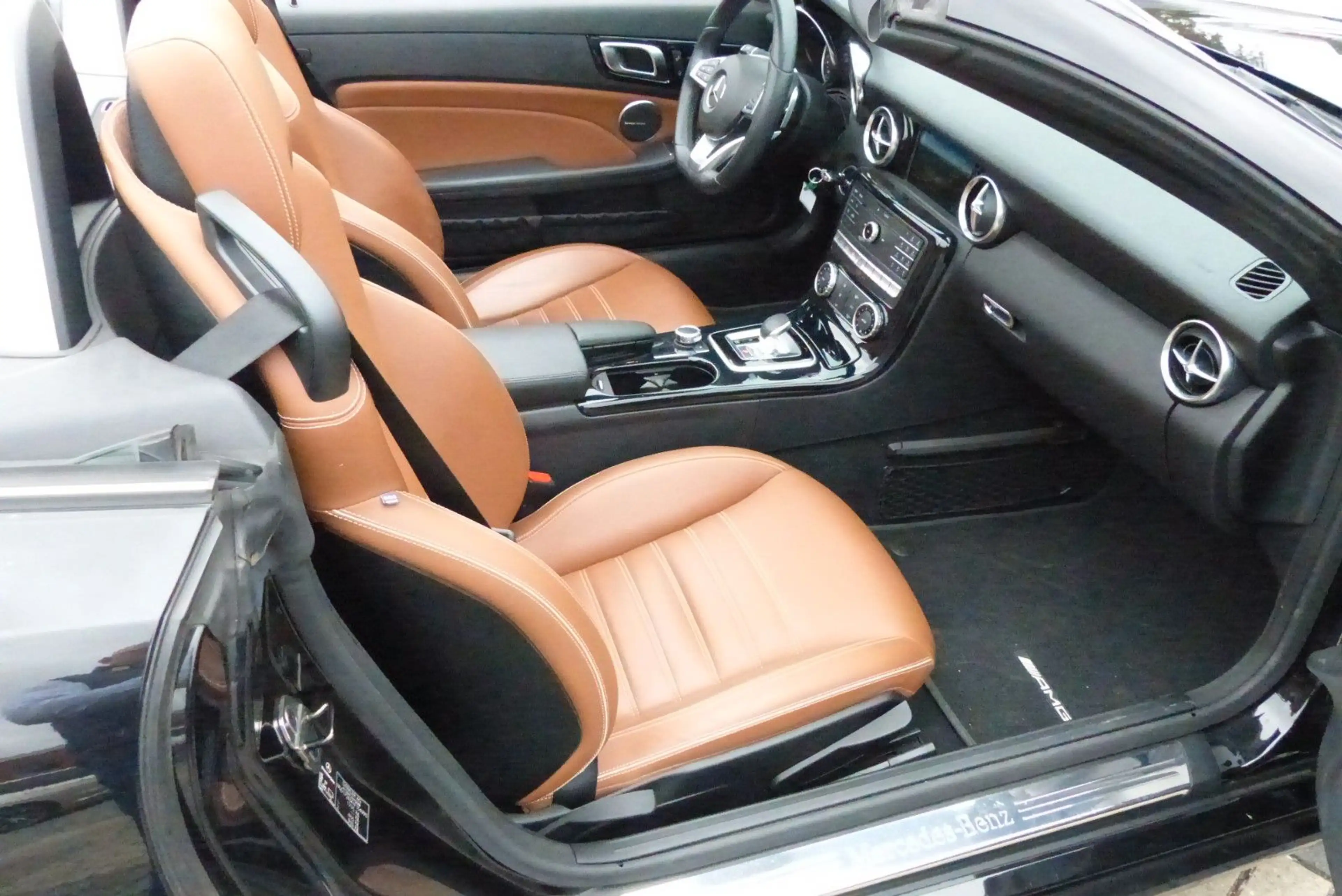 Mercedes-Benz SLC 200 AMG Sportpaket edle Farbkombination — photo 12