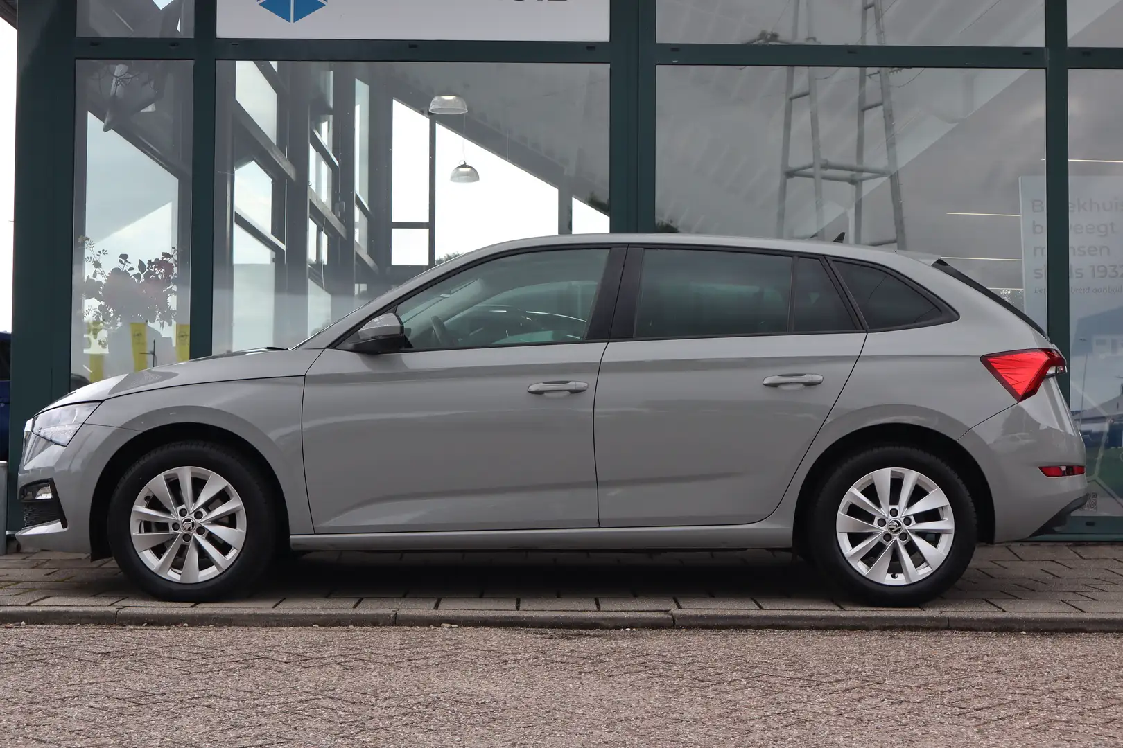 Skoda Scala 110PK 1.0 TSI Ambition Automaat | Airco | Apple Ca Grijs - 2