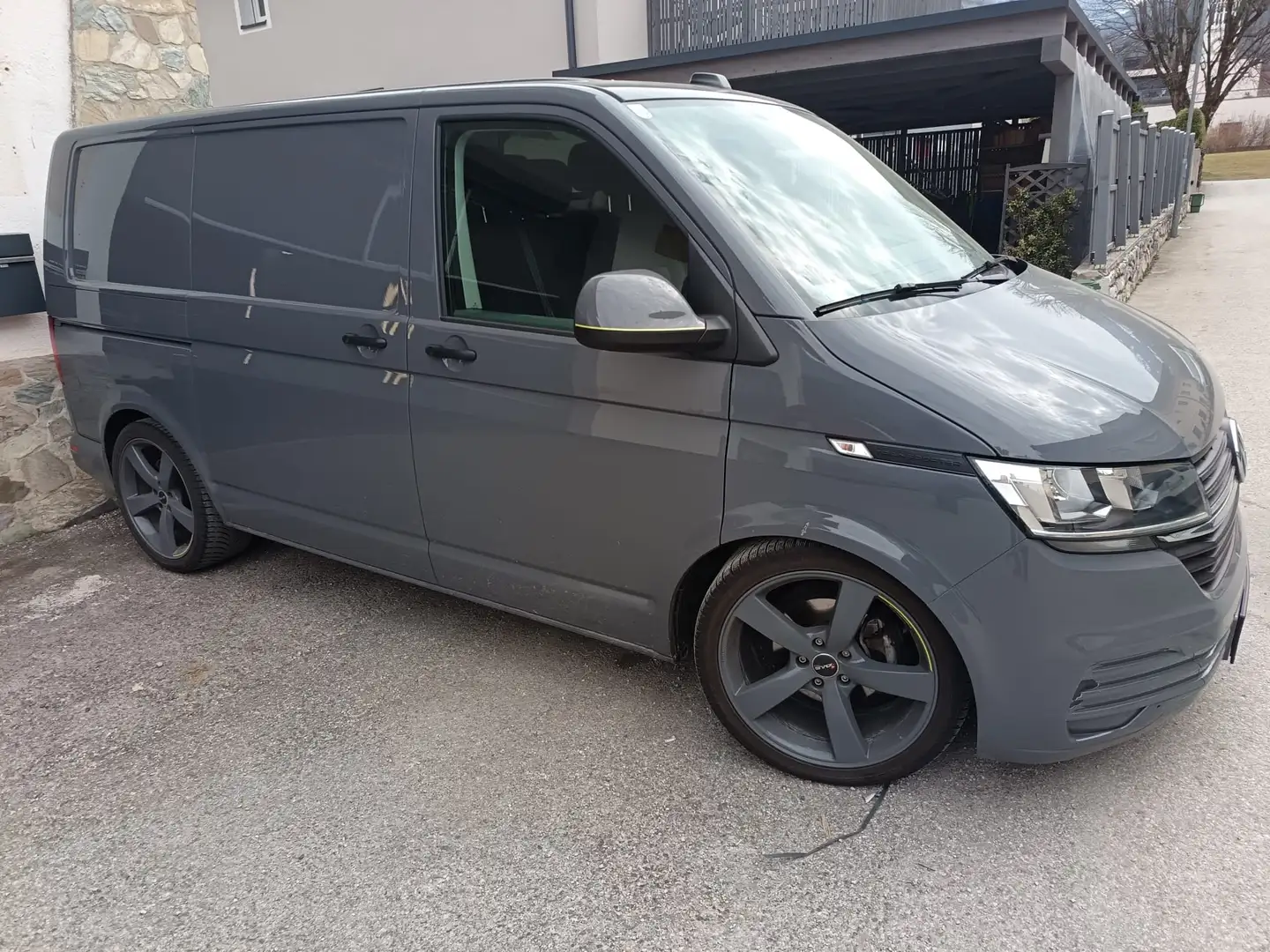 Volkswagen T6.1 Transporter Grau - 1