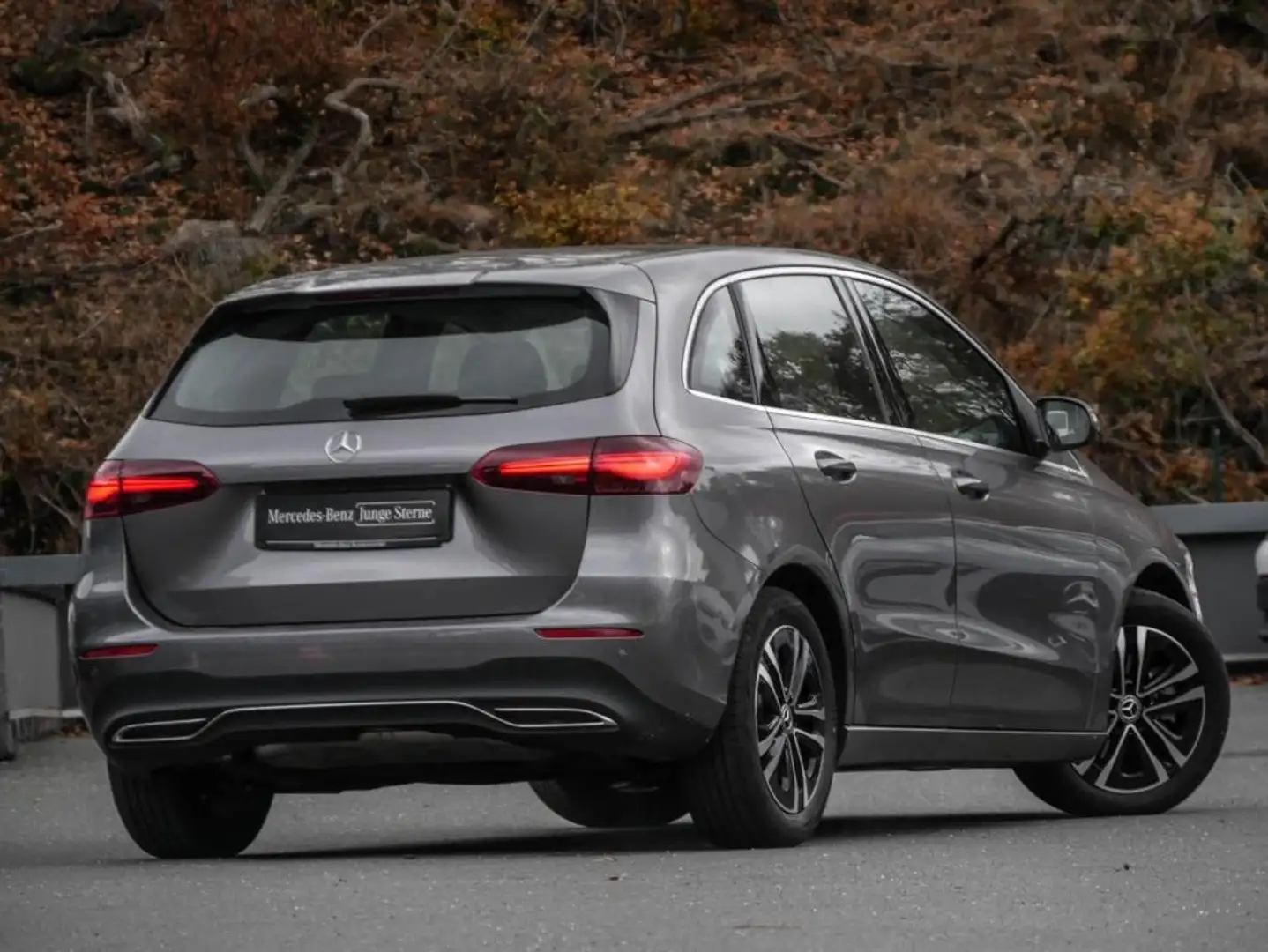 Mercedes-Benz B 200 Progressive/LED/Cam/Pano/AHK/Distr/Winter Grau - 2