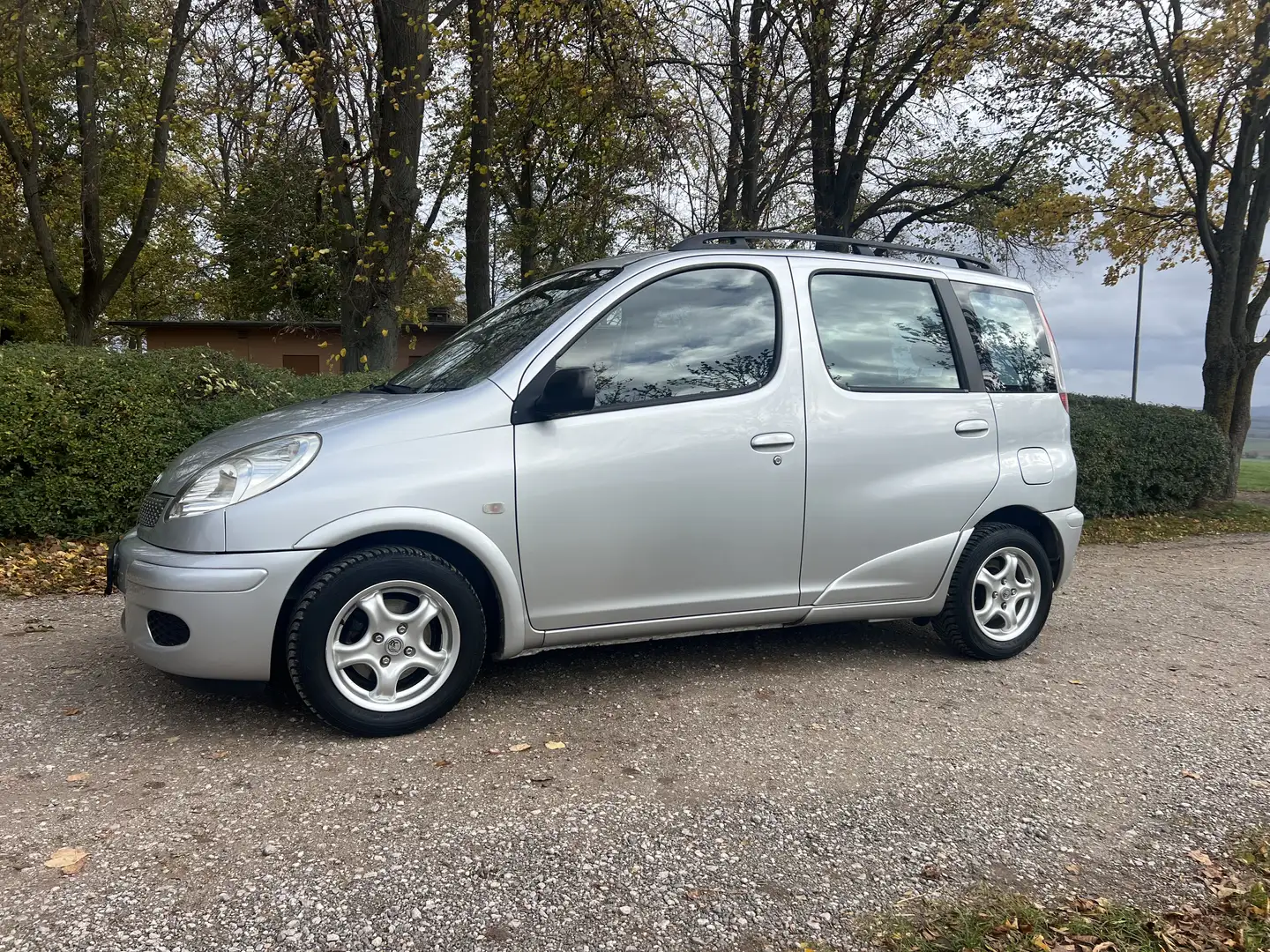 Toyota Yaris Yaris Verso 1.3i mit Klimaanlage und sehr gepflegt Silber - 1