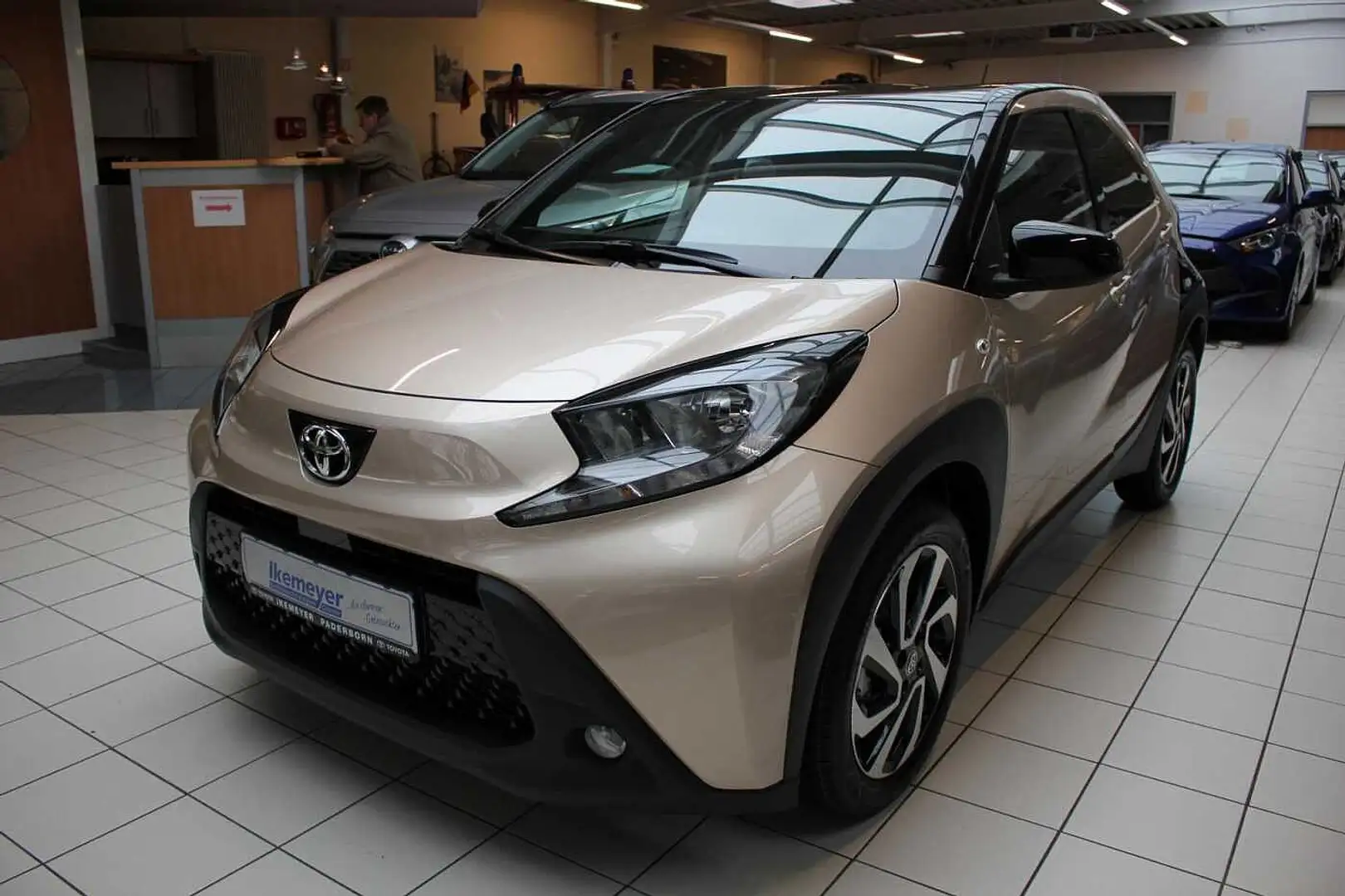 Toyota Aygo X Team D Sitzheizung Alu Rückfahrkamera Tempomat A bež - 1
