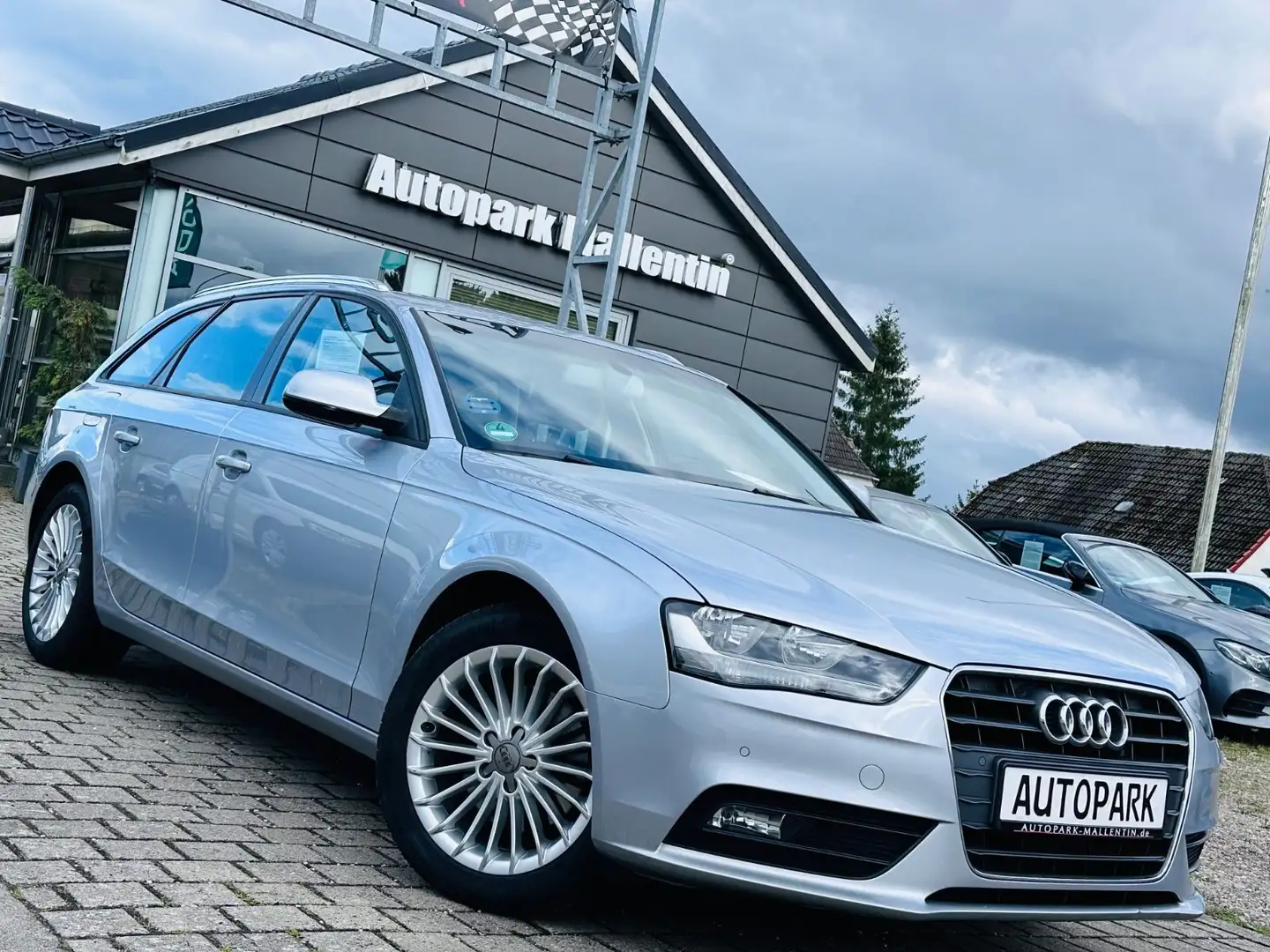 Audi A4 Avant Attraction *1.HAND*SCHECKHEFTGEPFLEGT* Silber - 1