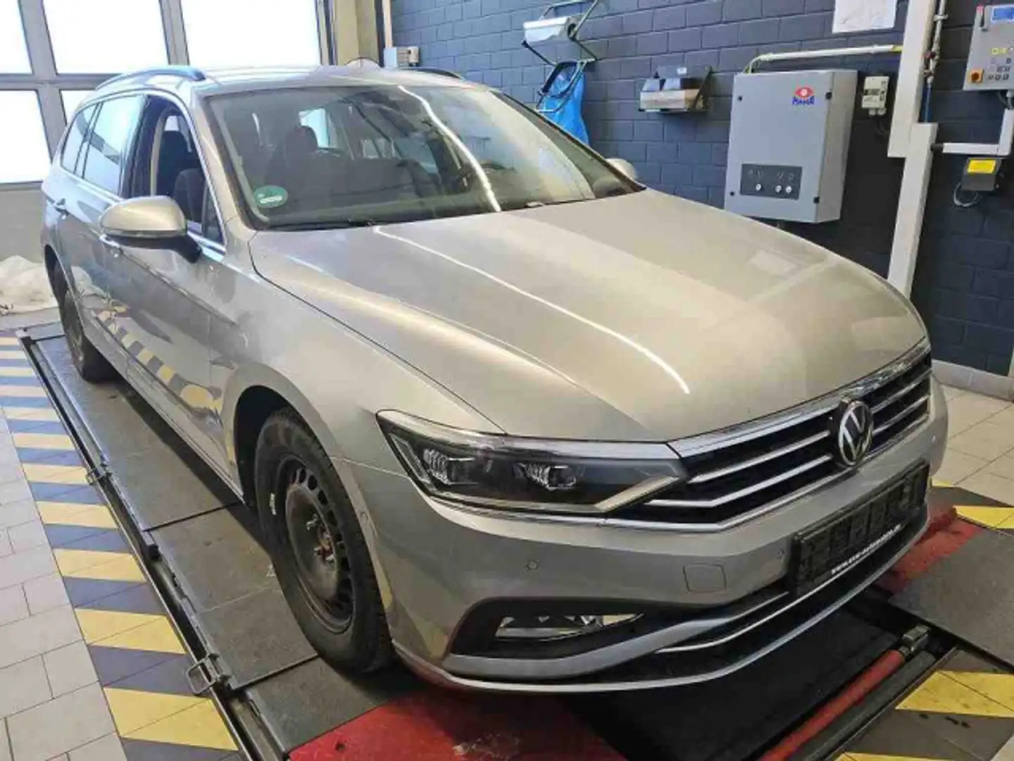Volkswagen Passat Variant Business 2,0 TDI DSG ACC AHK Navi Silber - 2