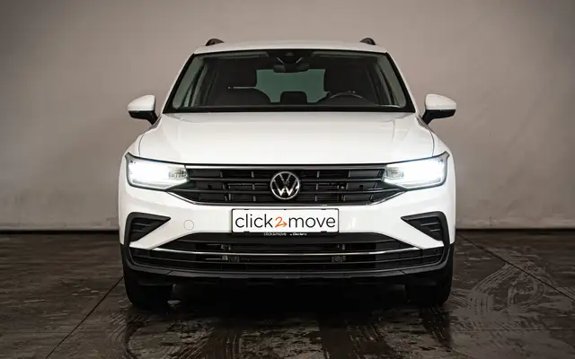 Volkswagen Tiguan view 3