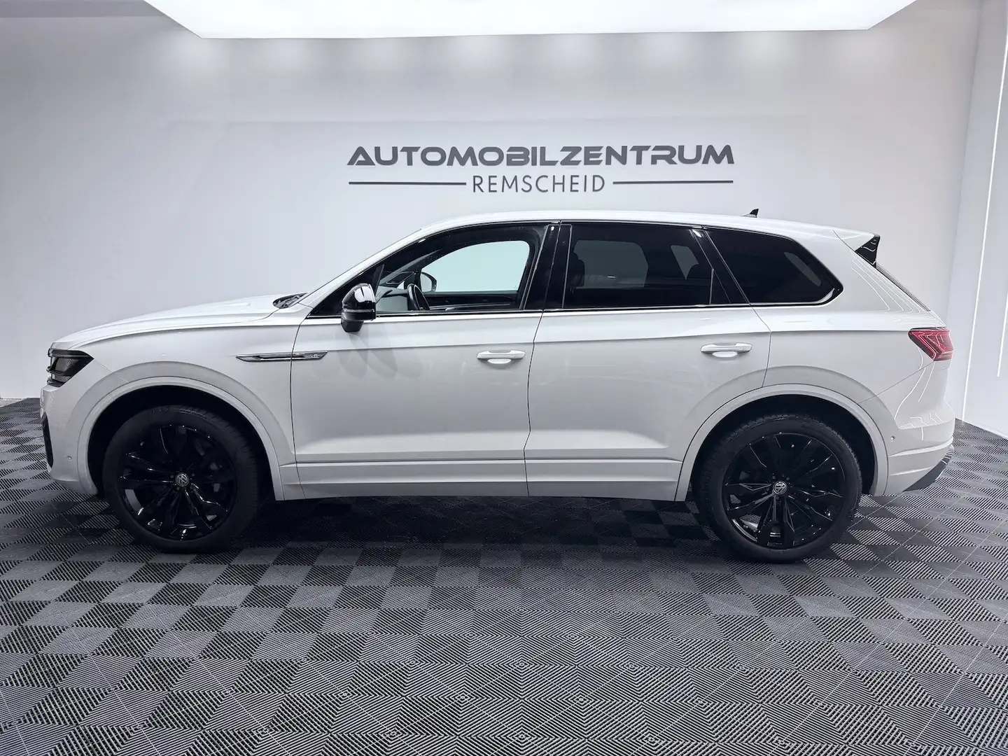 Volkswagen Touareg V8*R*AHK*4M*SHZ*4WS*ARS*BlackStyle*Dynau Weiß - 2