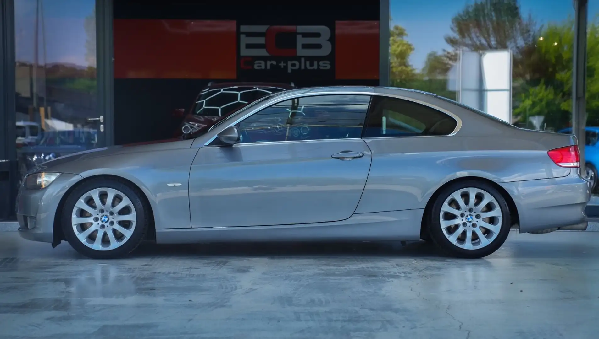 BMW 330 i Coupe *SHZ/Klimaaut./TÜV 08/2026* Grau - 2