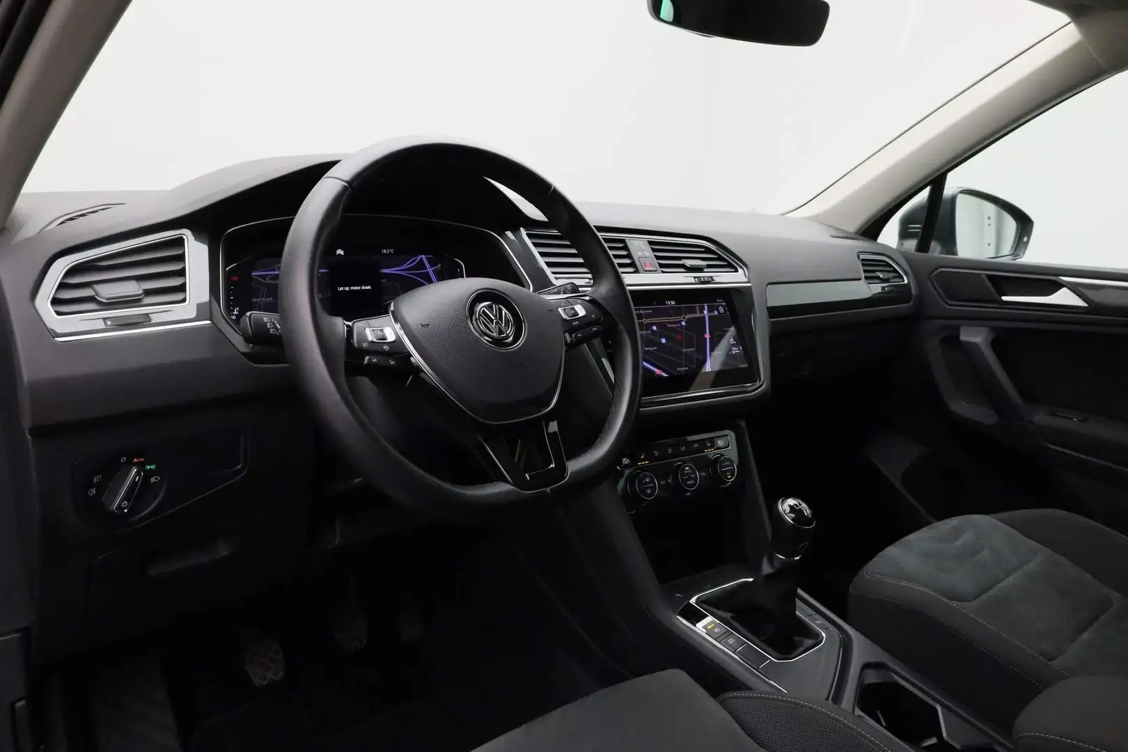 Volkswagen Tiguan 1.5 TSI 130PK Comfortline Business | Pano | Navi | Grey - 2