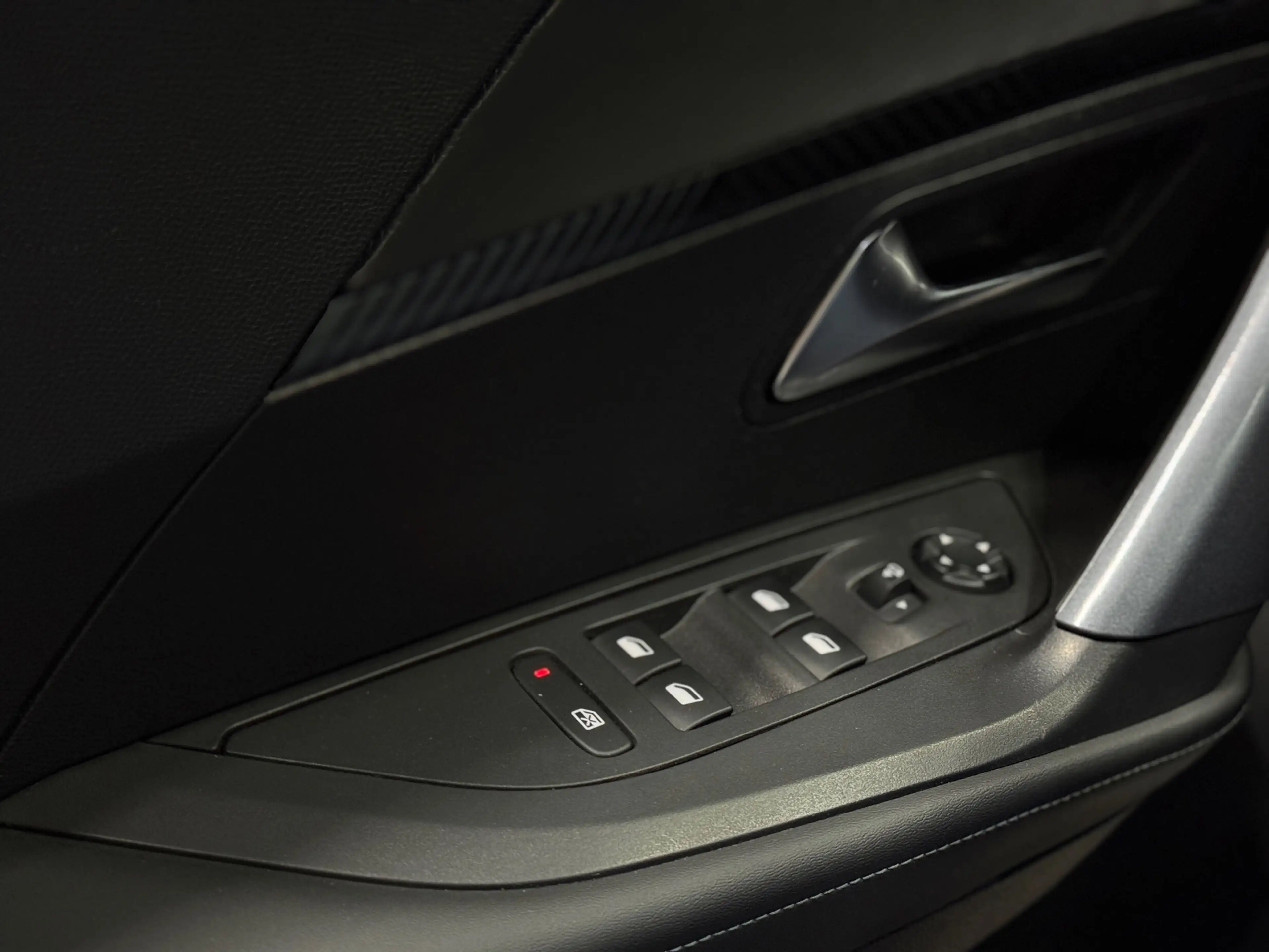 Peugeot e-2008 EV Allure 50 kWh Automaat | Navi | Camera | Keyles — photo 23