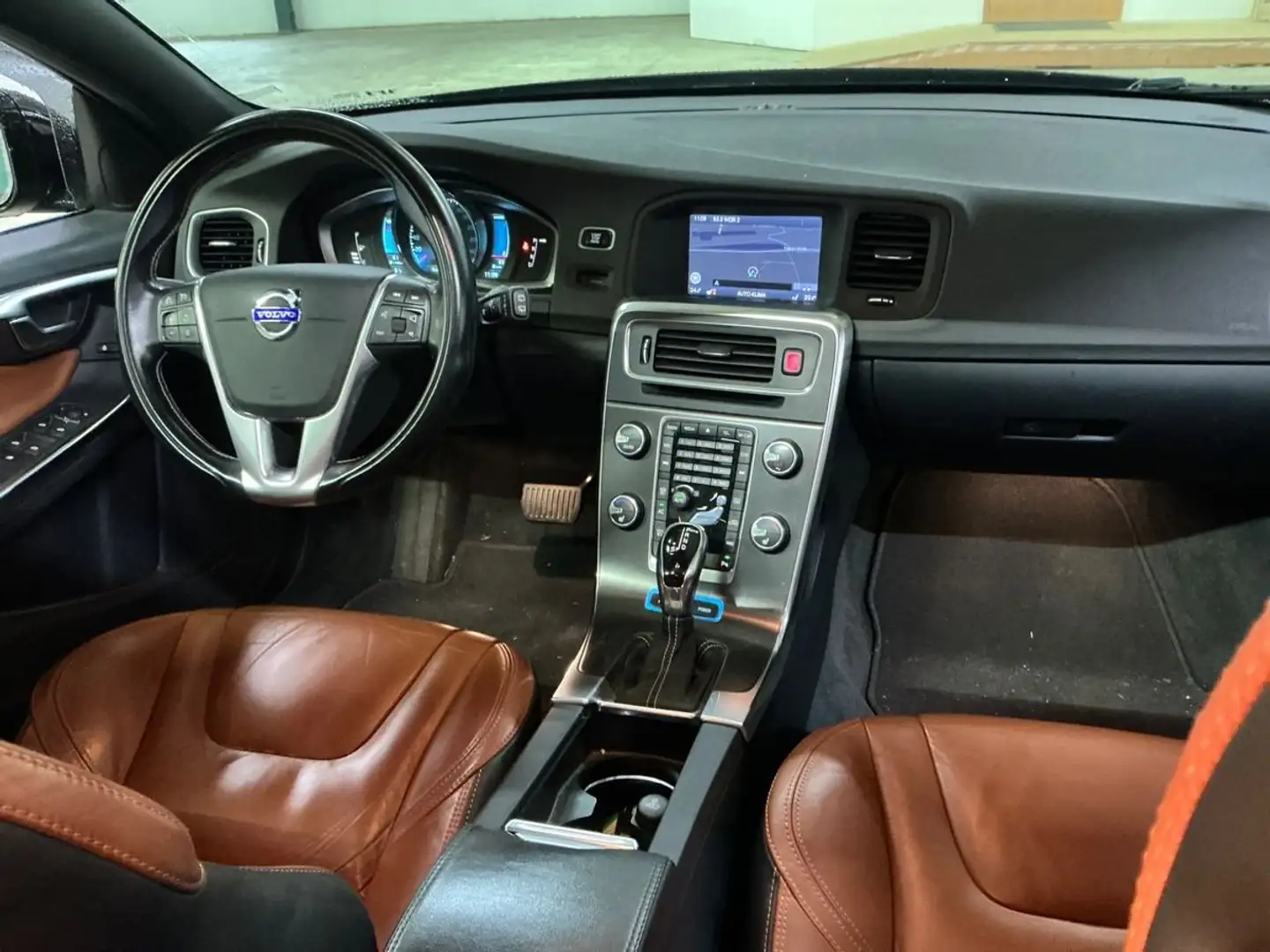 Volvo V60 V60 D6 Plug-In-Hybrid AWD Geartronic Summum Schwarz - 2
