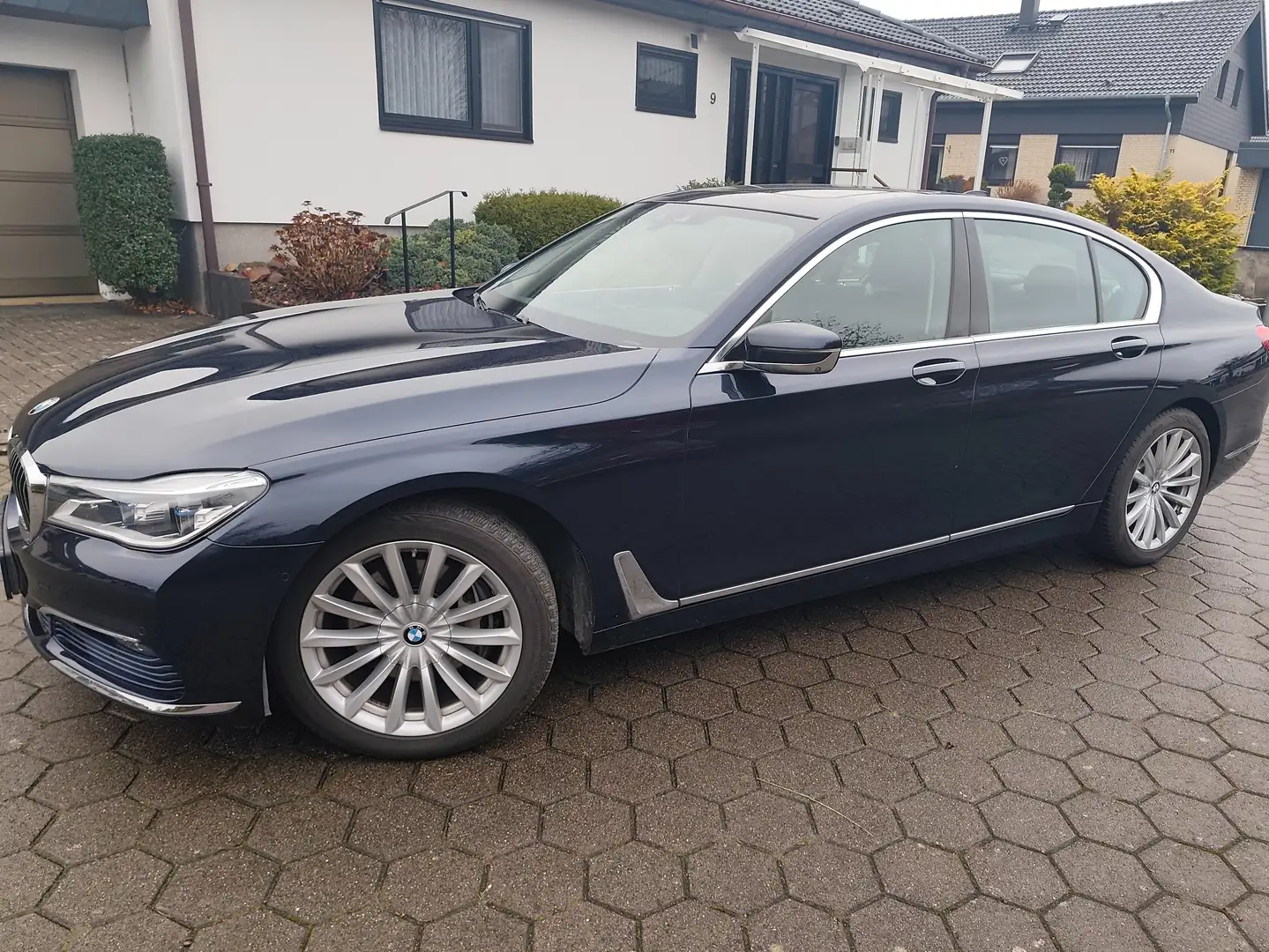BMW 740 740d xDrive Blau - 1
