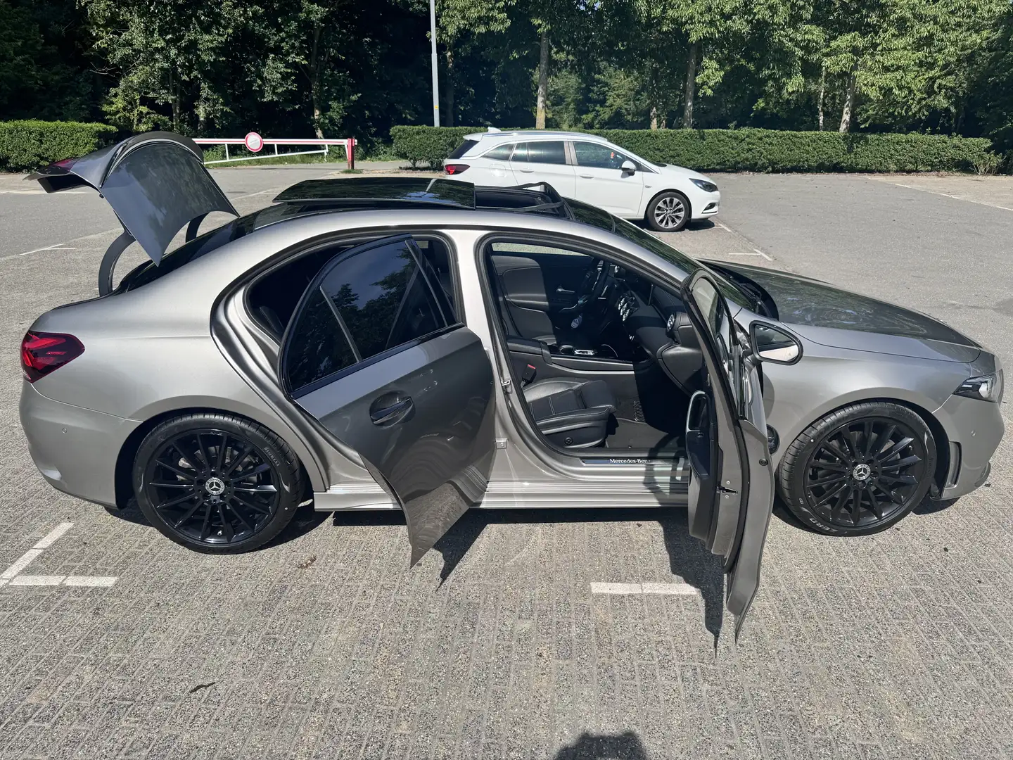 Mercedes-Benz A 220 Premium Plus Amg uitvoering Grijs - 2