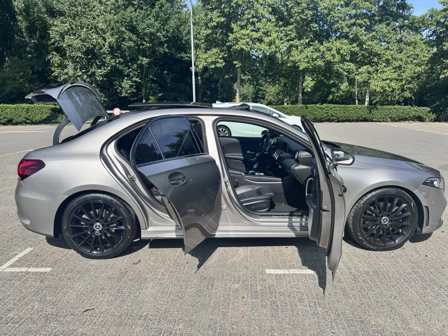 Mercedes-Benz A 220 Premium Plus Amg uitvoering Grijs - 1