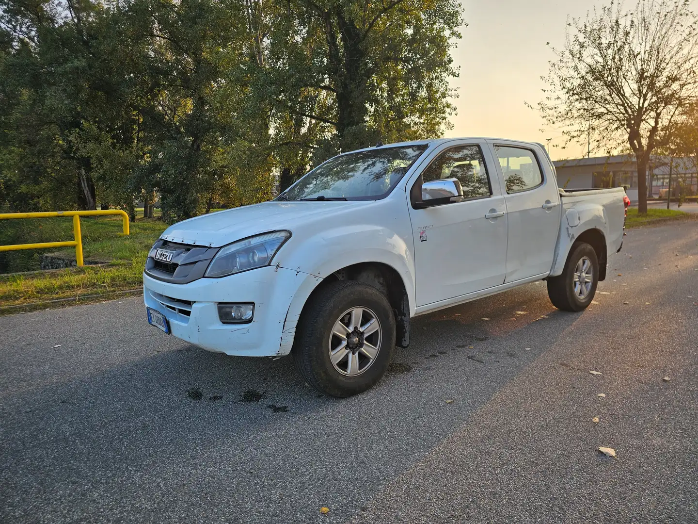 Isuzu D-Max D-Max 2.5 td crew Planet 4x4 Bianco - 1