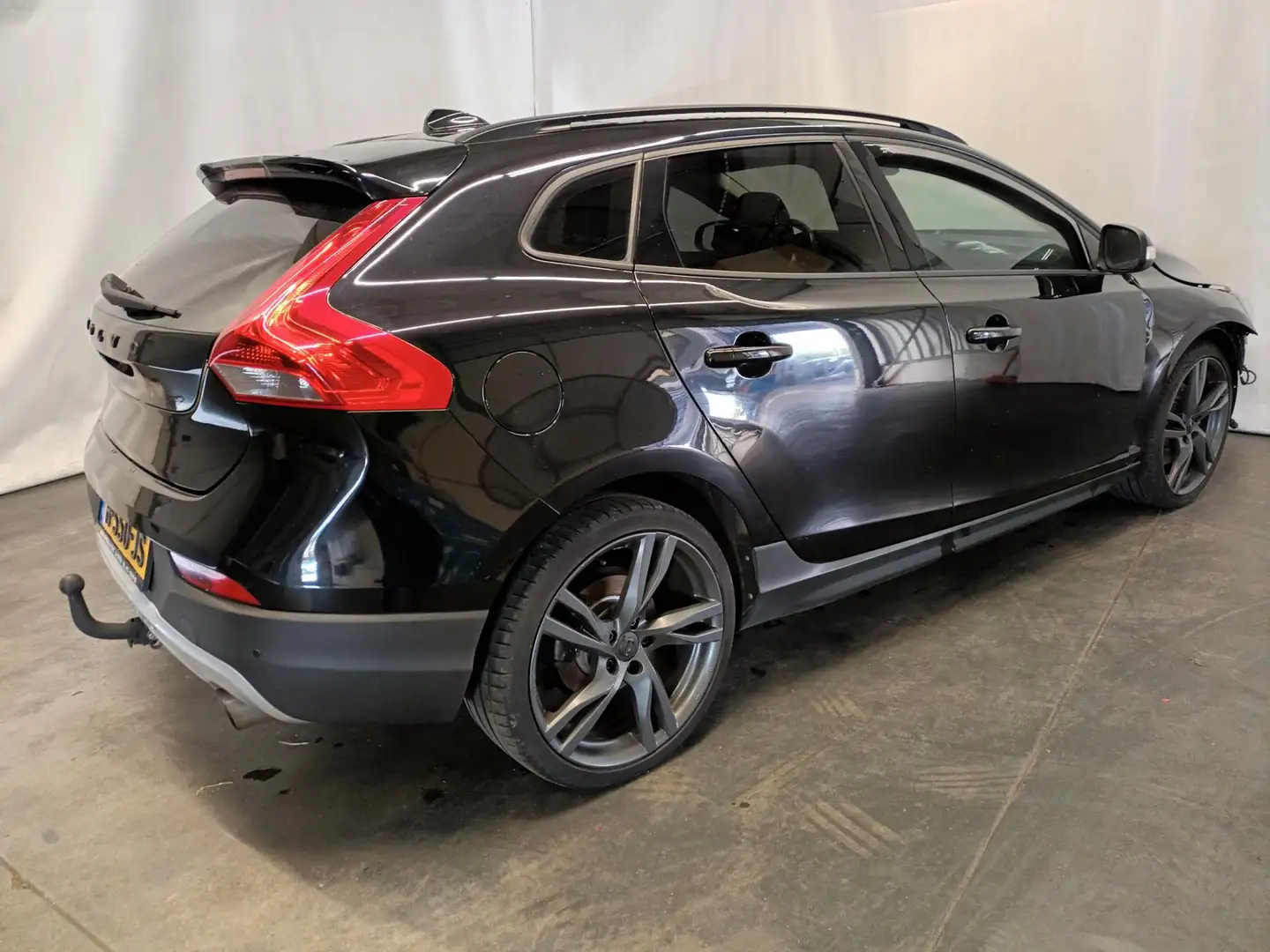 Volvo V40 Cross Country 2.0 D3 Summum SCHADEAUTO!! Zwart - 2