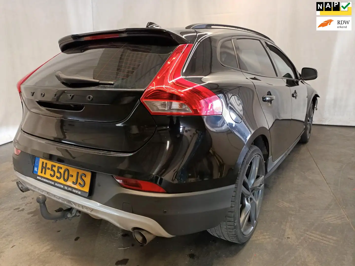 Volvo V40 Cross Country 2.0 D3 Summum SCHADEAUTO!! Zwart - 1