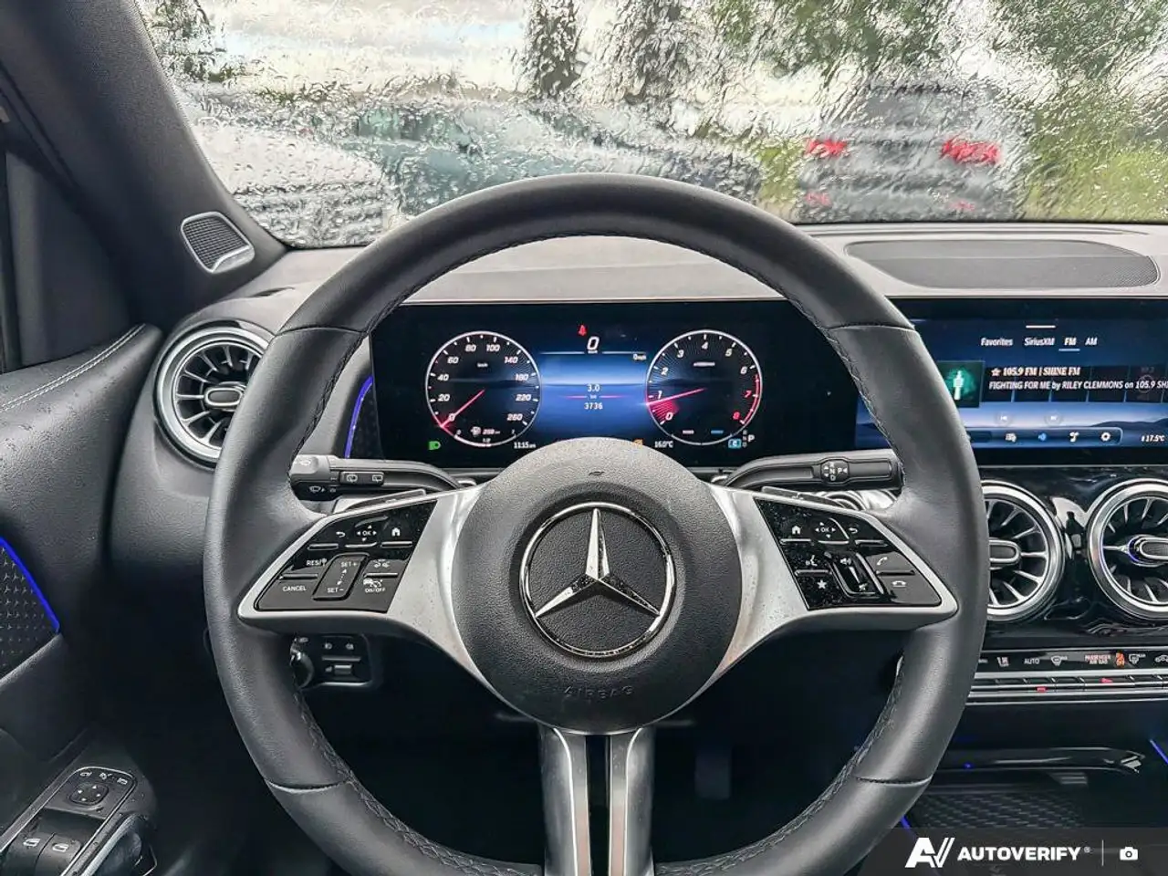 Mercedes-Benz GLB снимка Mercedes-Benz GLB
