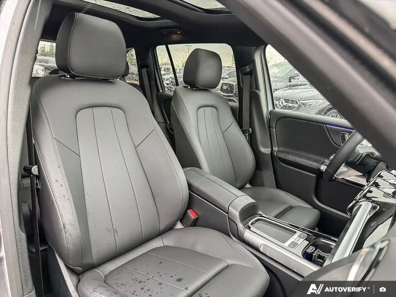 Mercedes-Benz GLB снимка Mercedes-Benz GLB