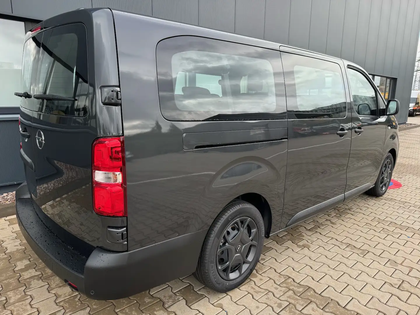 Opel Vivaro lang / 9-Sitzer / 180 PS Automatik Grau - 2
