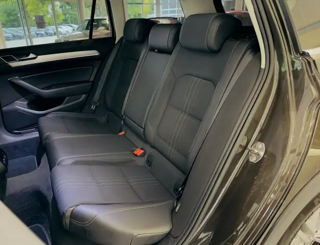 Volkswagen Passat Alltrack view 13