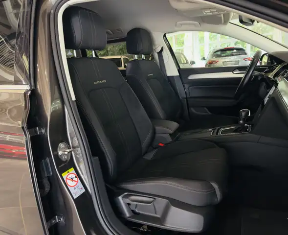 Volkswagen Passat Alltrack view 12