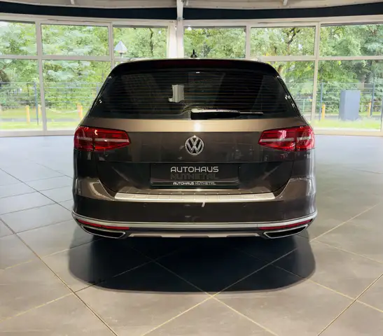 Volkswagen Passat Alltrack view 5