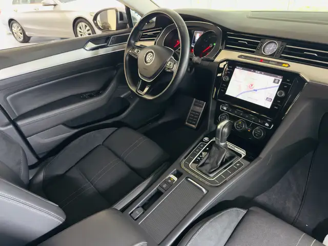 Volkswagen Passat Alltrack view 9