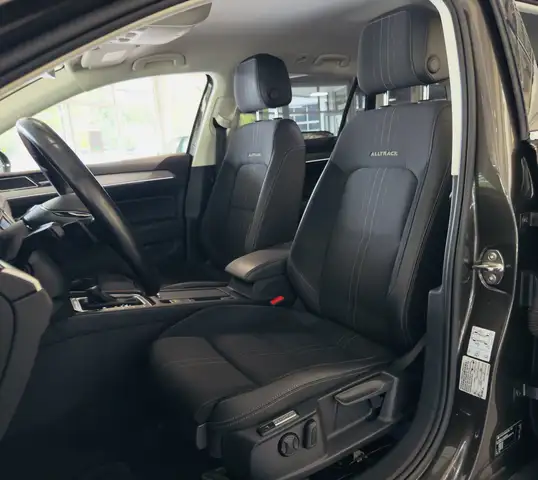 Volkswagen Passat Alltrack view 11